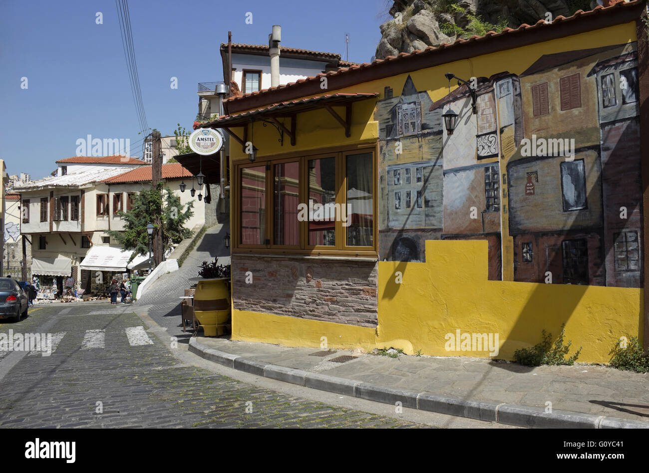 Poulidou street legno Rock cafe bar shop graffiti & tradizionale architettura degli edifici. Distretto di Panaghia, Kavala centro città. Foto Stock