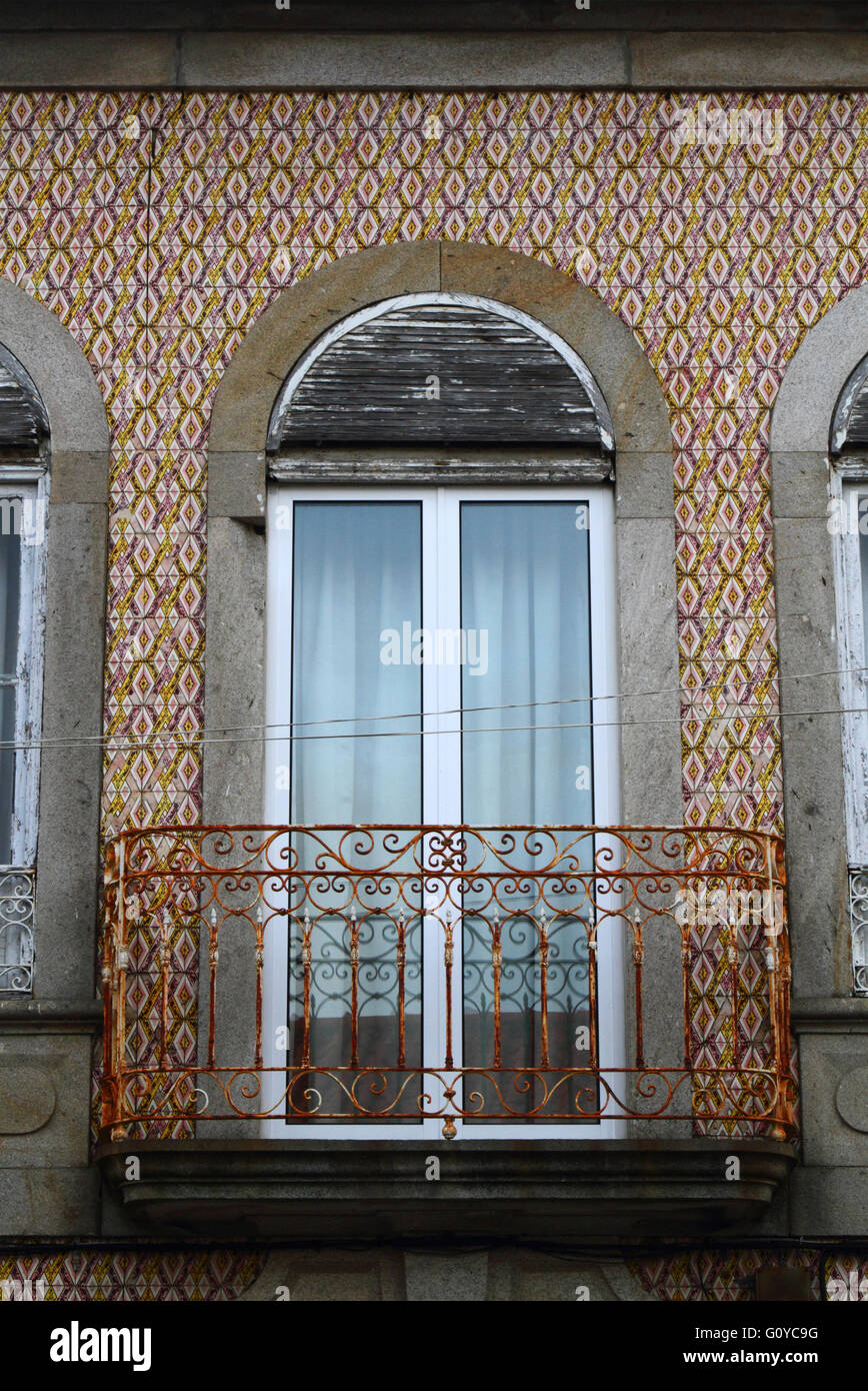 Dettaglio del balcone con porta nuova e piastrelle di ceramica sulla parete del tipico edificio, Caminha, Provincia del Minho, Portogallo Foto Stock