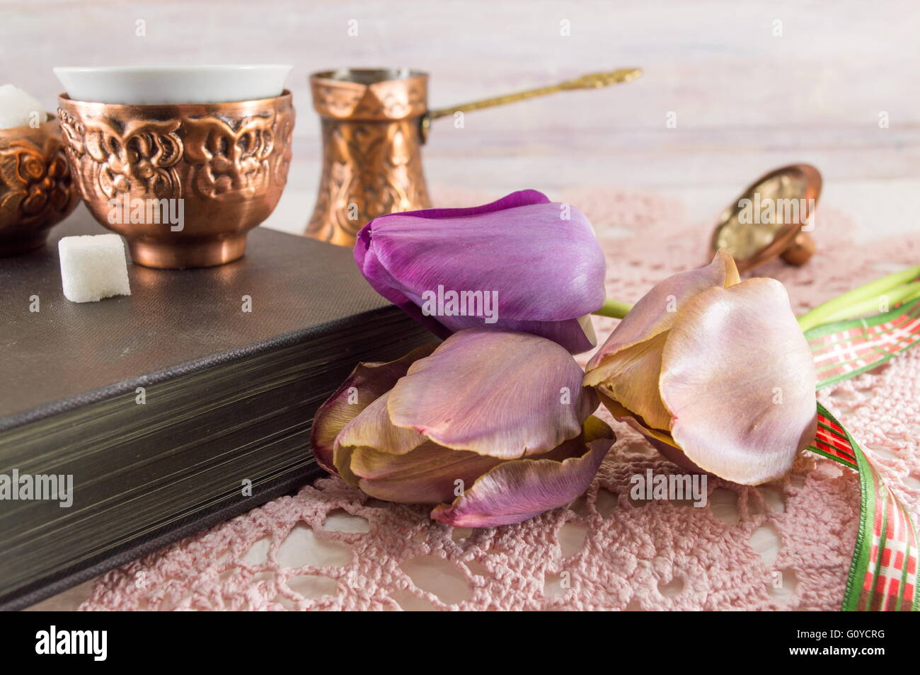 Freschi tulipani viola e un libro Foto Stock