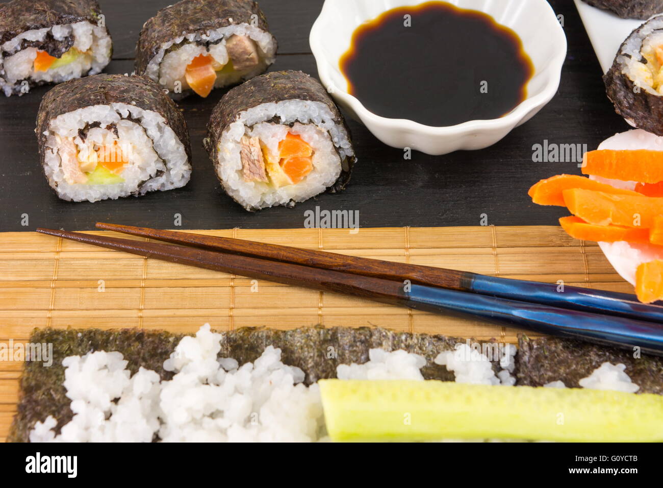 La preparazione del sushi. Sushi ingredienti e realizzati rotoli di sushi Foto Stock