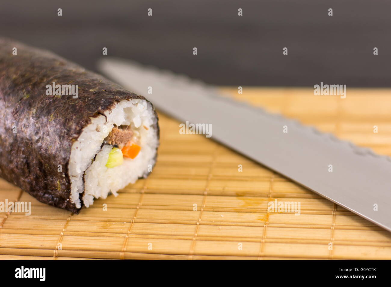 Rotolo di sushi sulla tovaglia di bambù Foto Stock