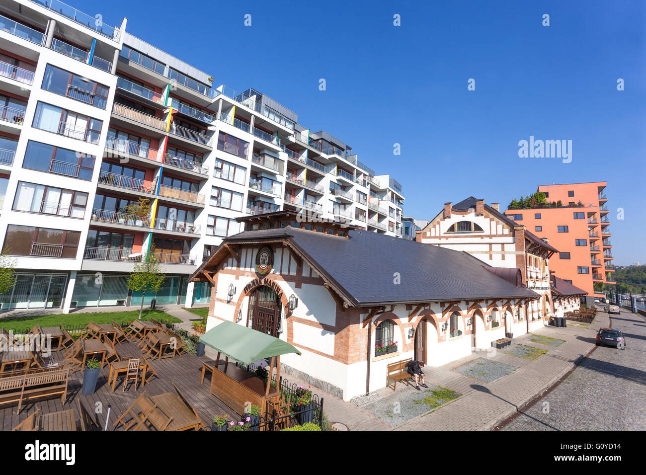 Nuovi edifici sul fiume Moldava, Praga Marina, Holesovice, Praga, Repubblica Ceca Foto Stock