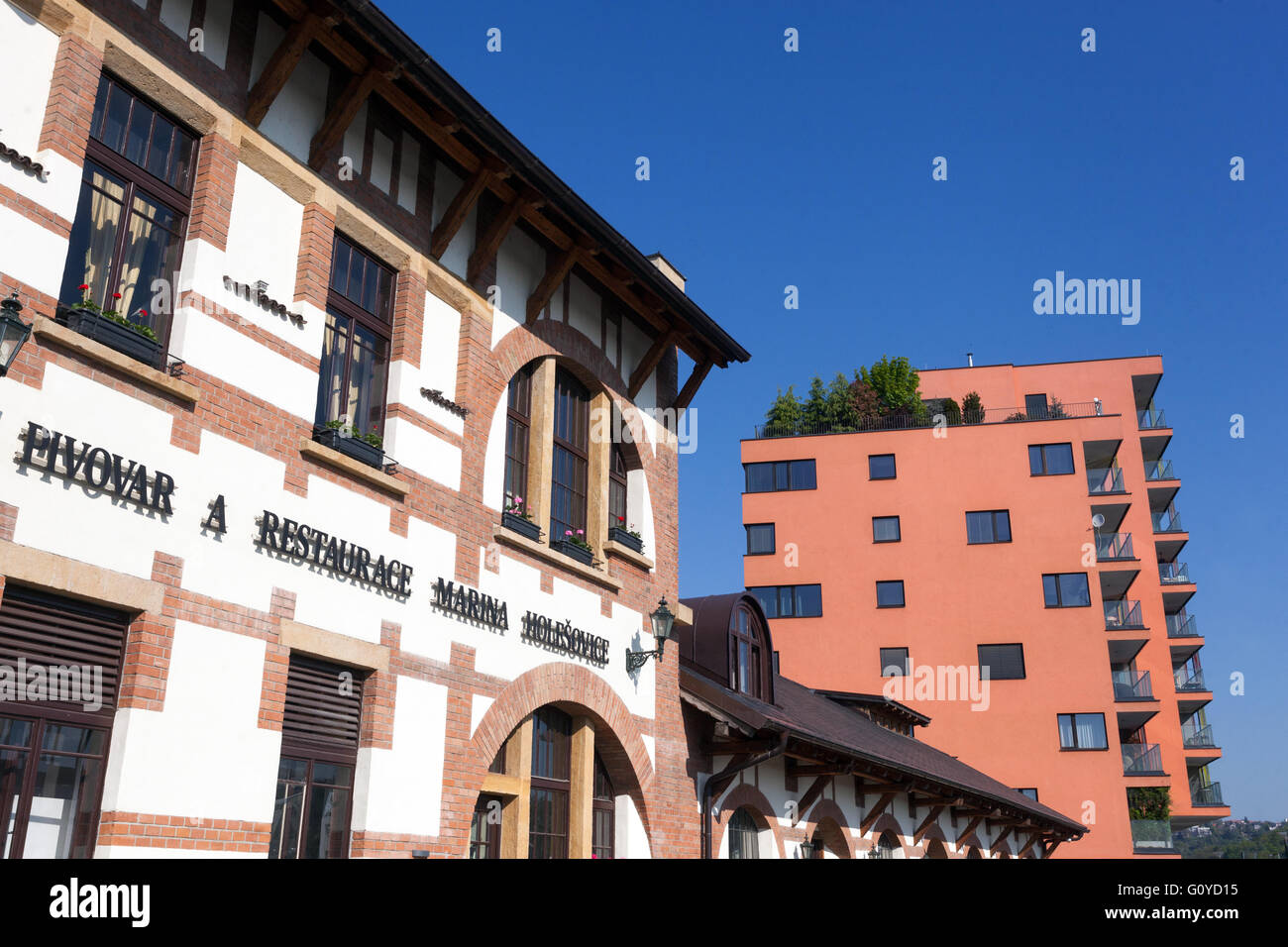 Nuovi edifici sul fiume Moldava, Praga Marina, Holesovice, Praga, Repubblica Ceca Foto Stock