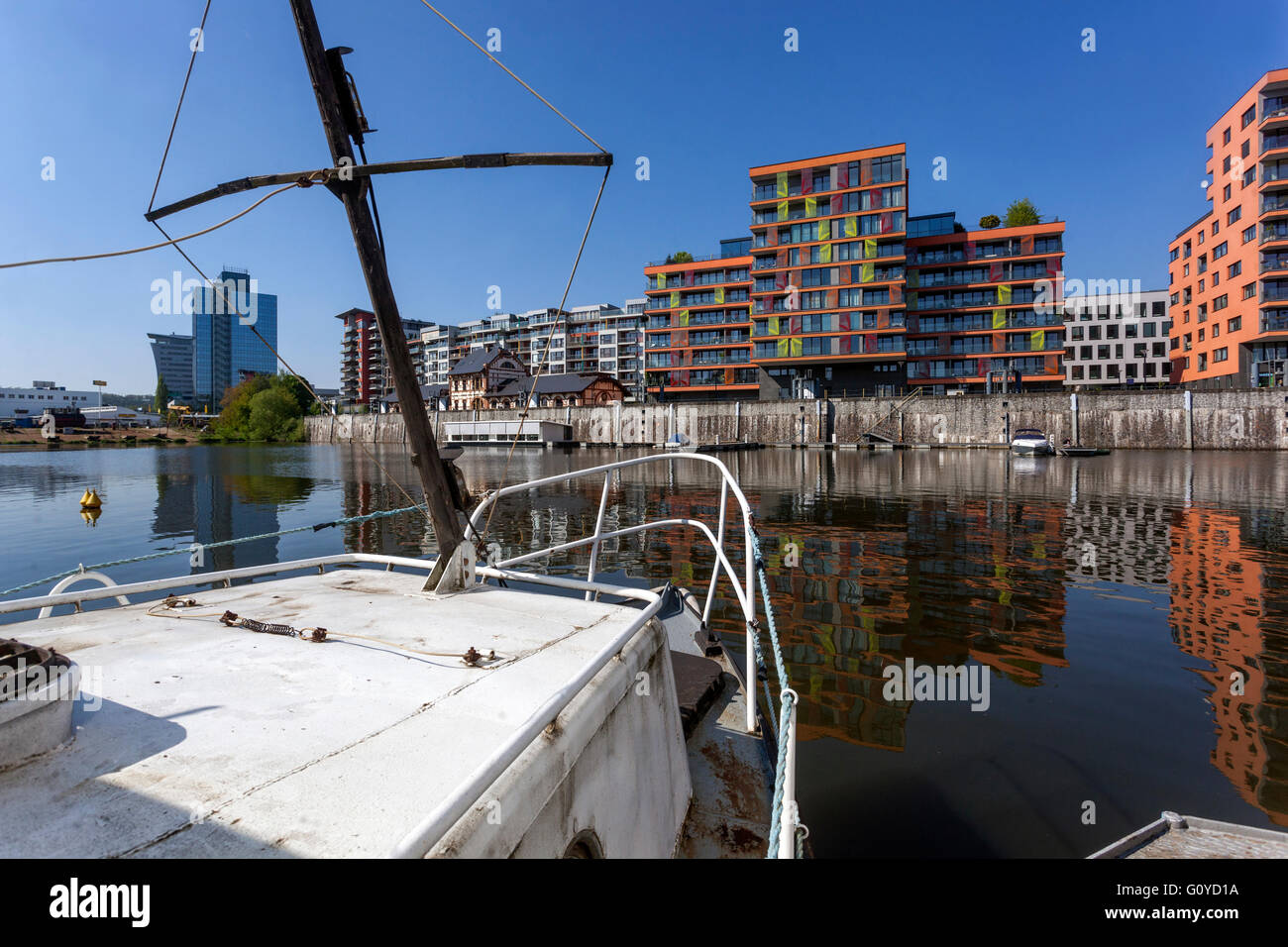 Nuovi edifici sul fiume Moldava, Praga Marina, Holesovice, Praga, Repubblica Ceca Foto Stock