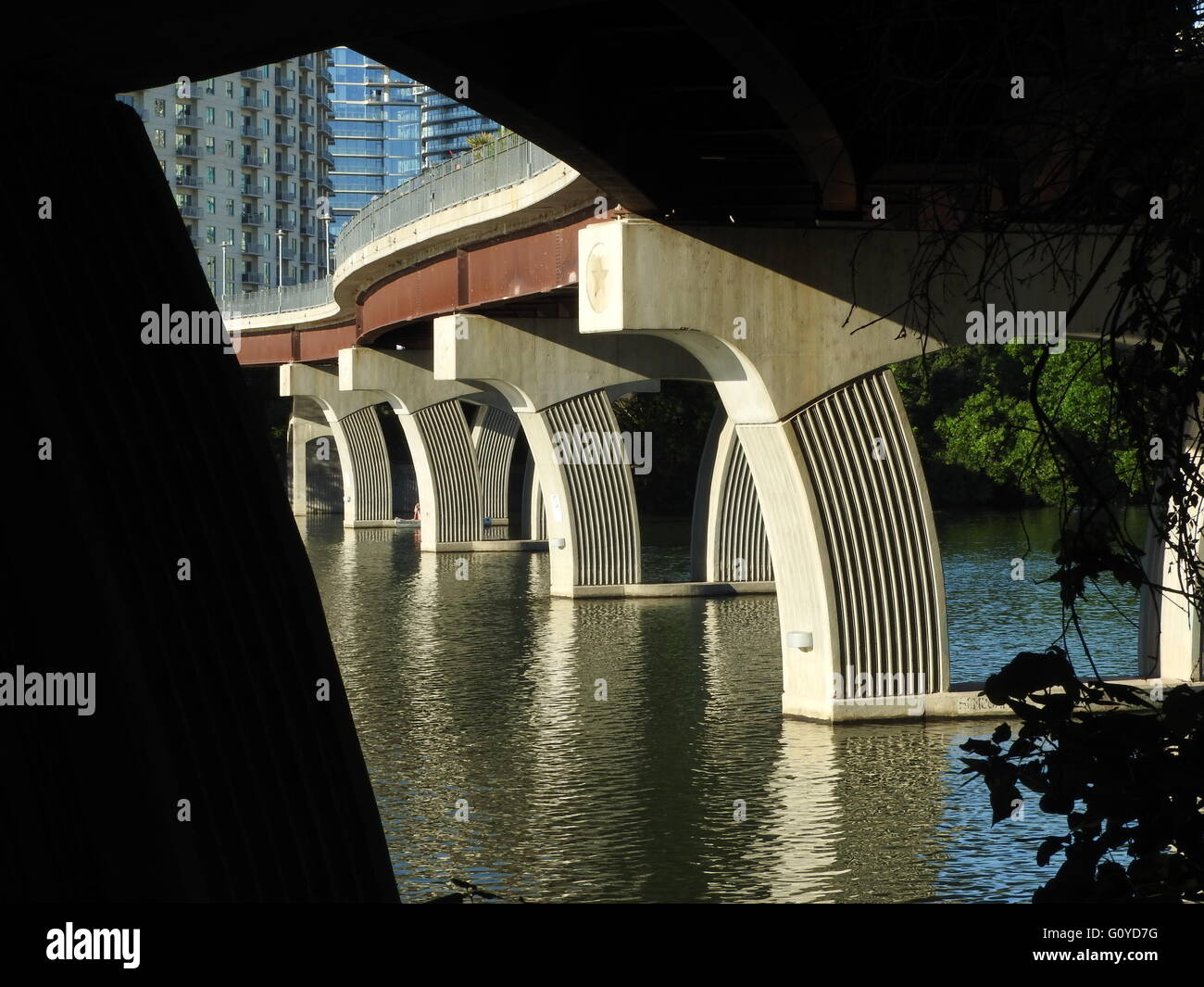Questo ponte offre un piacevole ripetizione e curve. Foto Stock