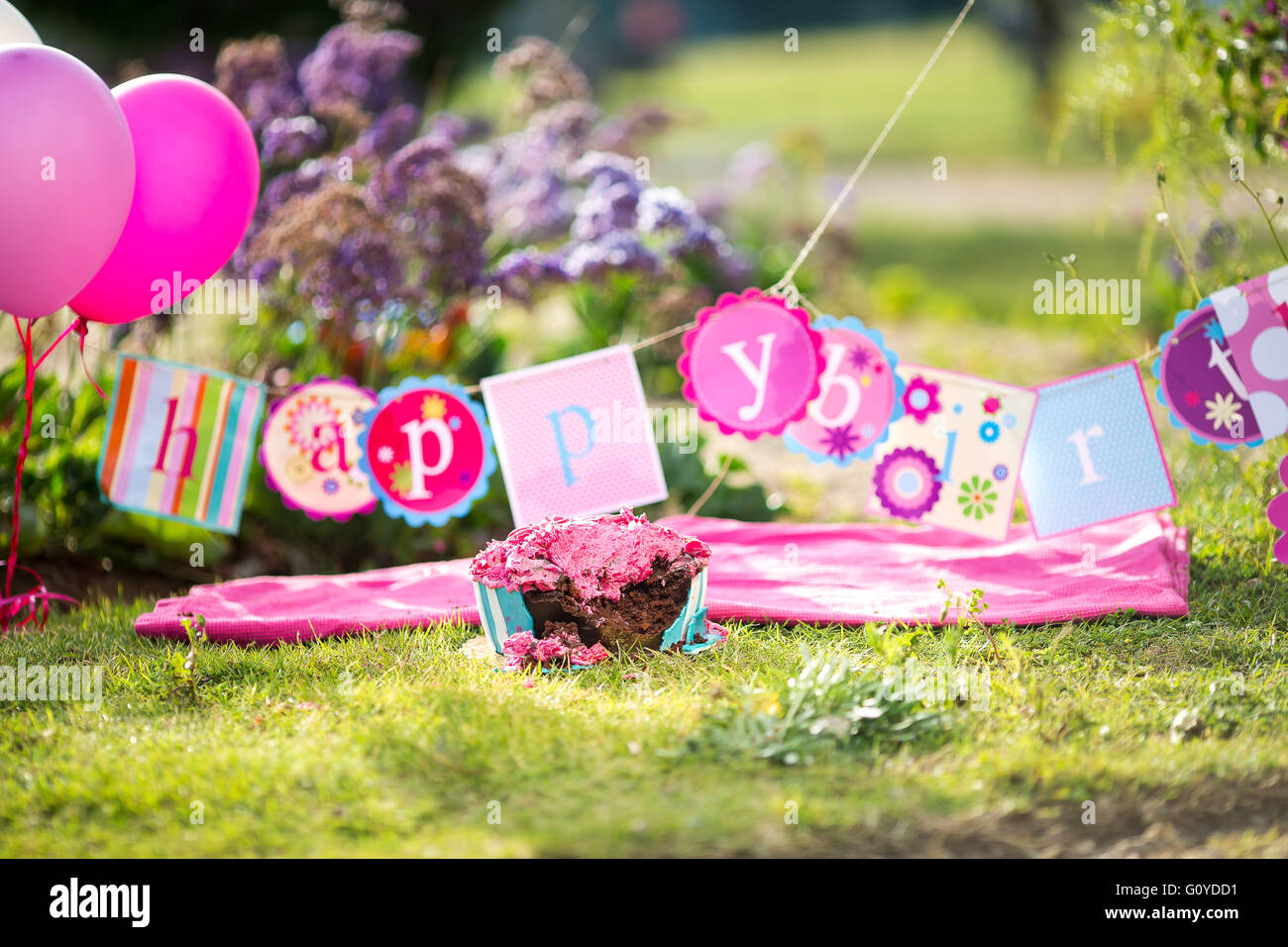 Torta smash torta rosa con strisce blu e bianche Foto Stock