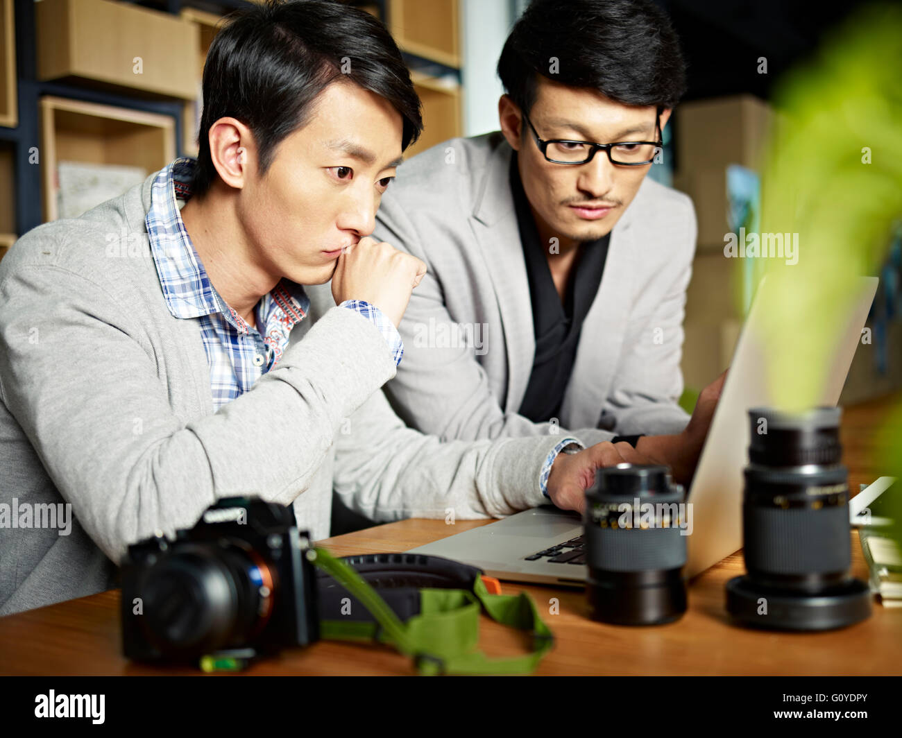 Due fotografi asiatico il lavoro in studio Foto Stock