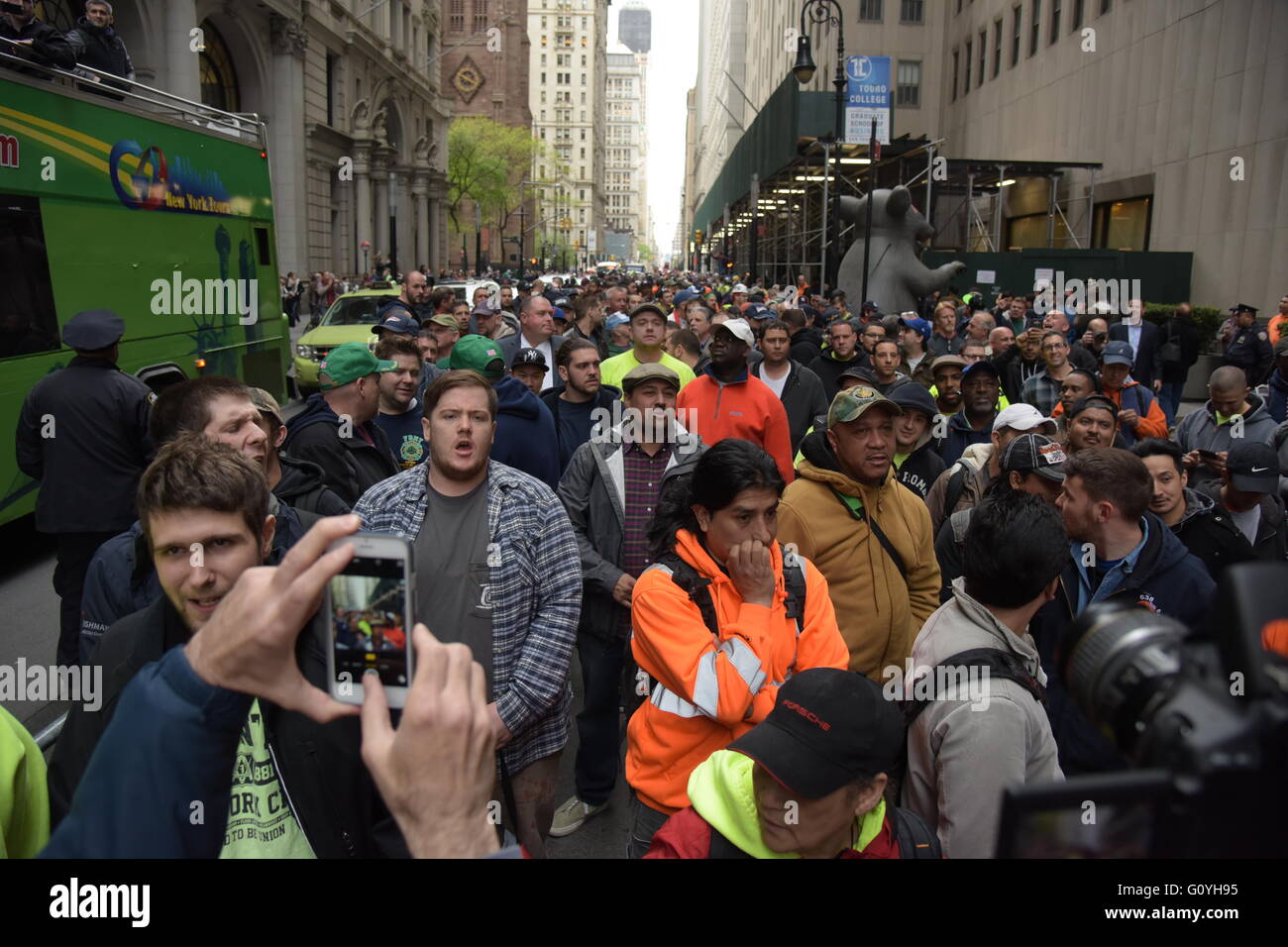 La città di New York, Stati Uniti. 05 Maggio, 2016. Pro-attivisti sindacali riempire Broadway in Manhattan inferiore. Membri dell'edificio & construction trades consiglio della grande New York raccolse lungo con Teamsters, SEIU e sorprendente Verizon lavoratori raccolse sotto l'ombra dual enormi ratti in segno di protesta di costruzione Gilbane di assunzione di non-unione di credito per manodopera: Andy Katz/Pacific Press/Alamy Live News Foto Stock