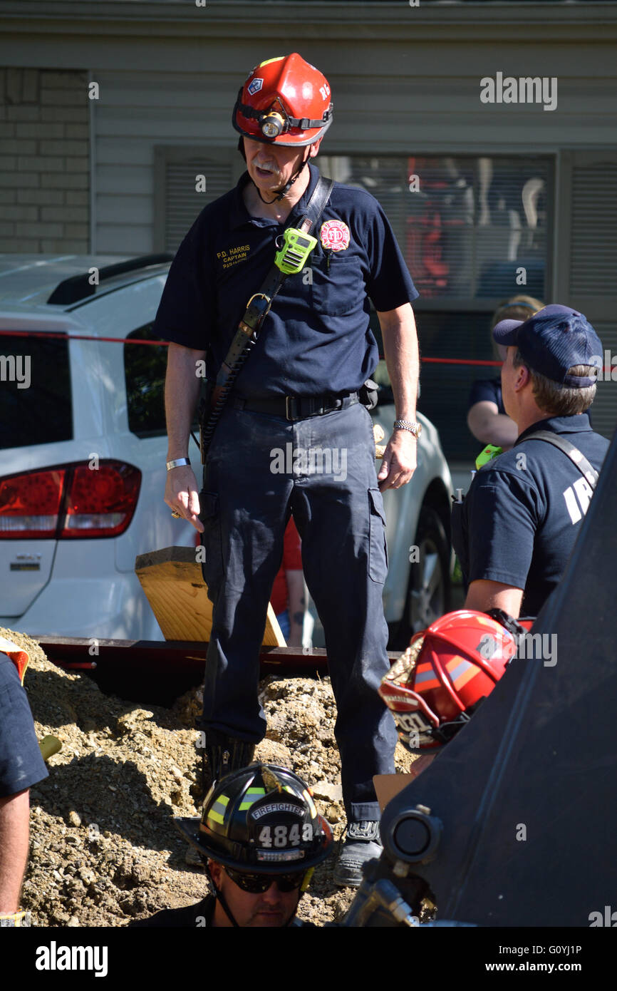 Irving, TX, Stati Uniti d'America. Il 5 maggio, 2016. Gli operatori di soccorso aiutare a scavare un lavoratore edile che è stato intrappolato in un dodici piedi profondo fosso. Credito: Brian Humek/Alamy Live News. Foto Stock