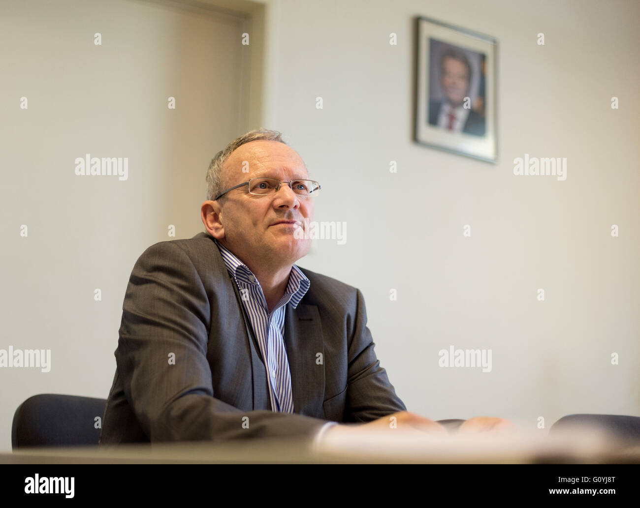 Braunschweig, Germania. Xx Apr, 2016. Johann Reuss, leader delle indagini su Germanwings crash con il German Federal Bureau di inchiesta sugli incidenti aerei e il vice direttore dell'ufficio di presidenza, parla al German Federal Bureau di inchiesta sugli incidenti aerei di Braunschweig, Germania, 20 aprile 2016. Come direttore di inchiesta, Reuss è incaricato di trattare con i superstiti di incidenti aerei. Foto: SEBASTIAN GOLLNOW/dpa/Alamy Live News Foto Stock