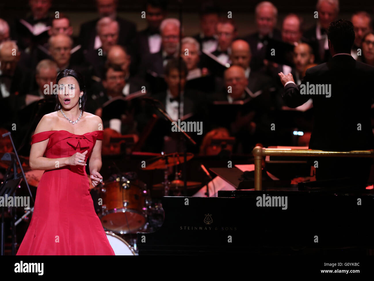 New York, Stati Uniti d'America. Il 5 maggio, 2016. Mezzosoprano americano Isabel Leonards compie durante il centoventicinquesimo anniversario festeggiato in concerto della Carnegie Hall di New York, gli Stati Uniti il 5 maggio 2016. Carnegie Hall ha celebrato il suo centoventicinquesimo anniversario qui il giovedì. Costruito da filantropo Andrew Carnegie nel 1891, Carnegie Hall è uno dei più famosi locali negli Stati Uniti per la musica classica e la musica popolare, rinomato per la sua bellezza, la storia e l'acustica. Credito: Qin Lang/Xinhua/Alamy Live News Foto Stock