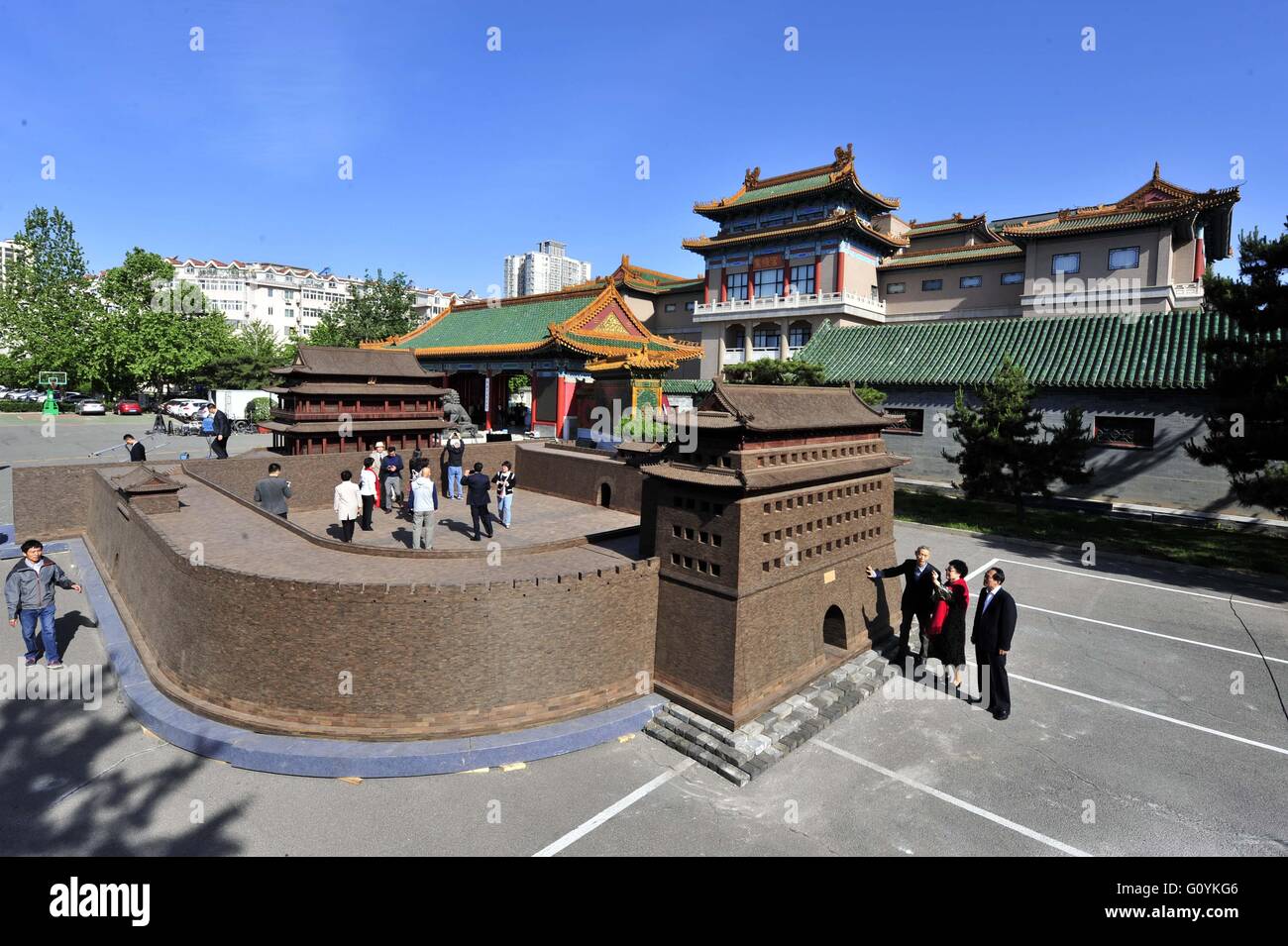 Pechino, Cina. Il 6 maggio, 2016. La gente visita il modello di Zhengyangmen, entrata principale a Pechino antica, a Pechino, capitale della Cina, 6 maggio 2016. Inaugurato in Cina Museo del Legno di Sandalo Rosso Venerdì, il modello è stato realizzato in legno di sandalo rosso e ebano con una proporzione di 1:10. Come l'ultima rata del 16 modelli di Pechino le antiche porte della città avviata dal museo, il modello di Zhengyangmen è lunga 18 metri, 17.2 metri di larghezza e 5 metri di altezza. © Lu Peng/Xinhua/Alamy Live News Foto Stock