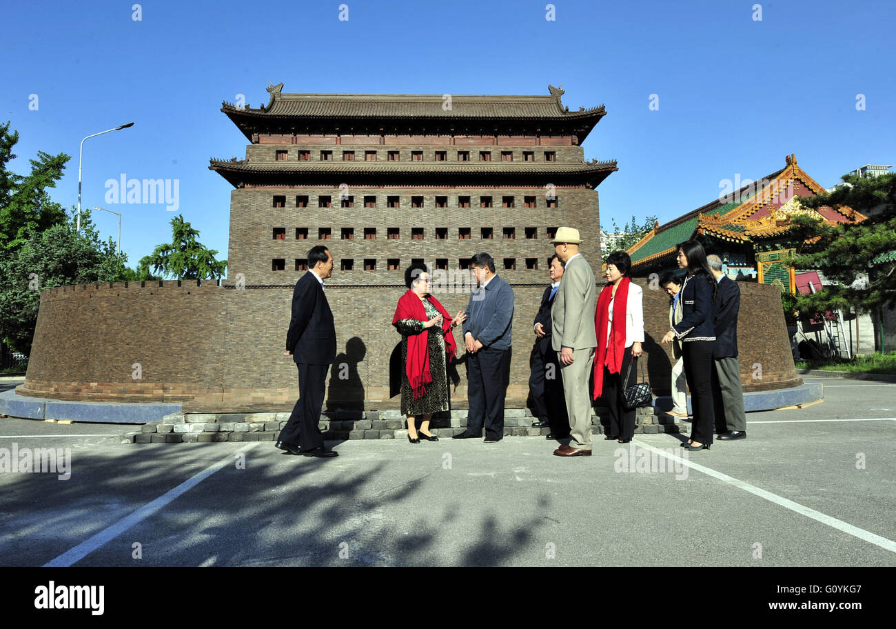 Pechino, Cina. Il 6 maggio, 2016. Cina Museo del Legno di Sandalo Rosso curatore Chan Laiwa (2 L) rende un'introduzione per il curatore del Museo Palazzo Shan Jixiang (3 L) nella parte anteriore del modello di Zhengyangmen, entrata principale a Pechino antica, a Pechino, capitale della Cina, 6 maggio 2016. Inaugurato in Cina Museo del Legno di Sandalo Rosso Venerdì, il modello è stato realizzato in legno di sandalo rosso e ebano con una proporzione di 1:10. Come l'ultima rata del 16 modelli di Pechino le antiche porte della città avviata dal museo. © Lu Peng/Xinhua/Alamy Live News Foto Stock