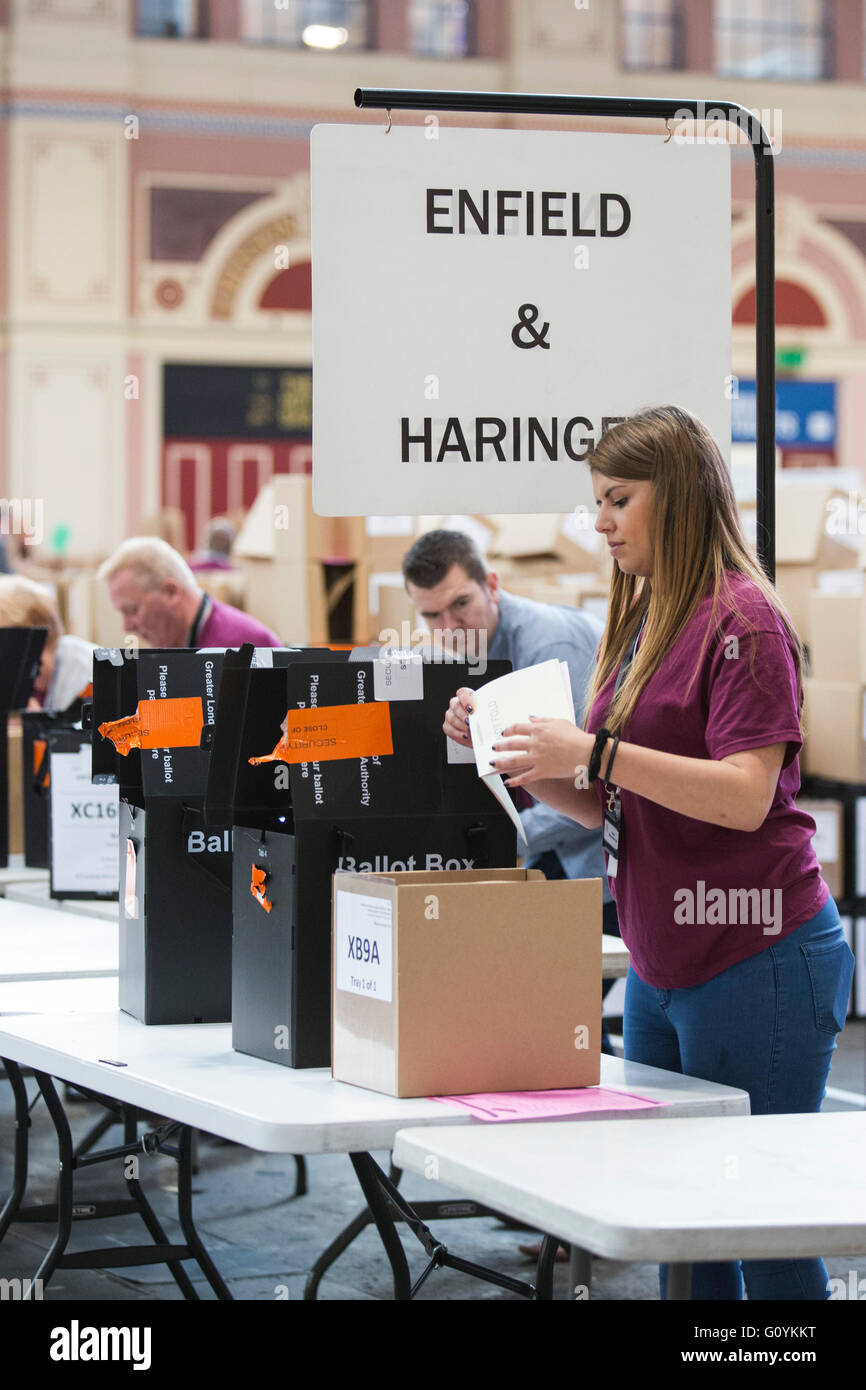 Londra, Regno Unito. Il 6 maggio 2016. Il conteggio delle schede di voto per il sindaco di Londra e il London Assembly elezioni ottiene in corso a Alexandra Palace. Le schede di voto verrà scansionato elettronicamente da DRS scanner. I risultati sono attesi nel pomeriggio. Credito: Immagini vibranti/Alamy Live News Foto Stock