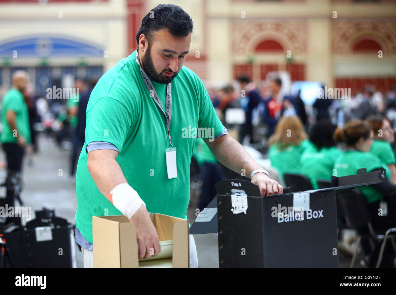 Alexandra Palace di Londra il 6 maggio 2016 - Il conteggio delle schede di voto per il sindaco di Londra e il London Assembly elezioni ottiene in corso a Alexandra Palace. Le schede di voto verrà scansionato elettronicamente da DRS scanner. I risultati sono attesi nel pomeriggio. Credito: Dinendra Haria/Alamy Live News Foto Stock