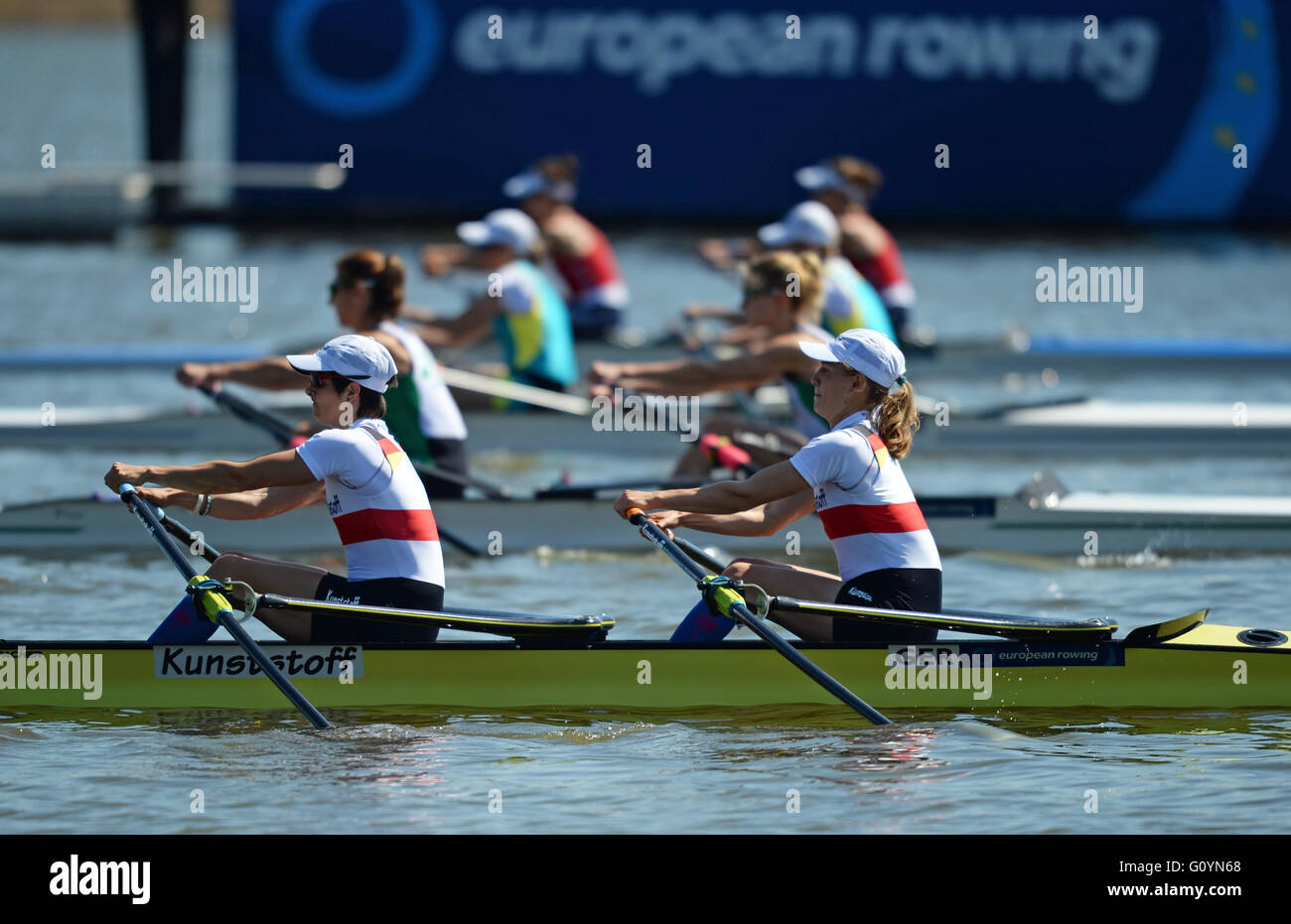 Una corsa della leggerezza femminile skiff doppio inizia sulla Beetzsee nel Land di Brandeburgo/Havel, Germania, 06 maggio 2016. Questo è durante il canottaggio Campionato Europeo 2016 evento. In primo piano la barchetta tedesca con Marie-Louise Draeger (l) e Ronja-Fini strimpellare. Foto: Ralf Hirschberger/dpa Foto Stock