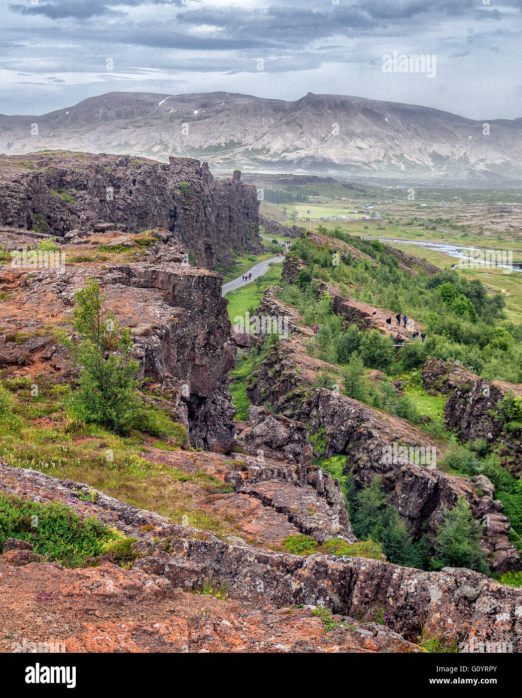 A sud-ovest dell'Islanda, dell'Islanda. Il 4° agosto 2015. Famoso canyon Almannagja a Thingvellir National Park (un sito Patrimonio Mondiale dell'UNESCO), è una valle del Rift marcatura della cresta del Mid-Atlantic crinale tra il Nord America e piastre eurasiatica, una rappresentazione visiva della deriva continentale formata tra due placche tettoniche. È una delle mete turistiche più frequentate in Islanda in cui il turismo è diventato un settore in crescita dell'economia. © Arnold Drapkin/ZUMA filo/Alamy Live News Foto Stock