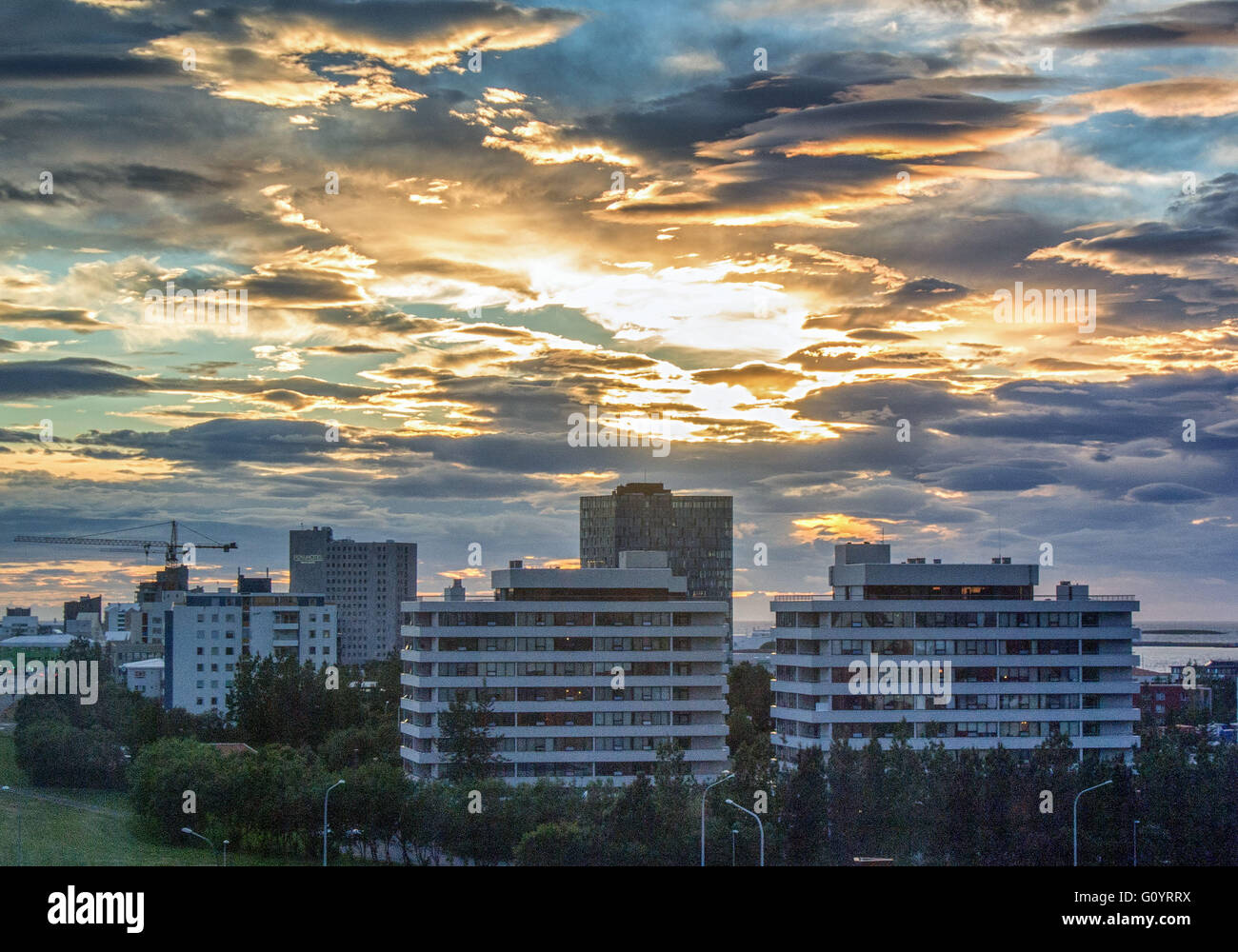 Drammatica delle formazioni di nubi, nelle prime ore del mattino al di sopra dello skyline della capitale islandese Reykjavik. Uno splendido sfondo per la regione della capitale è l'imponente Monte Esja montagna vulcanica di gamma attraverso Faxa Bay. L'Islanda è diventata una destinazione turistica preferita. 5 Ago, 2015. © Arnold Drapkin/ZUMA filo/Alamy Live News Foto Stock