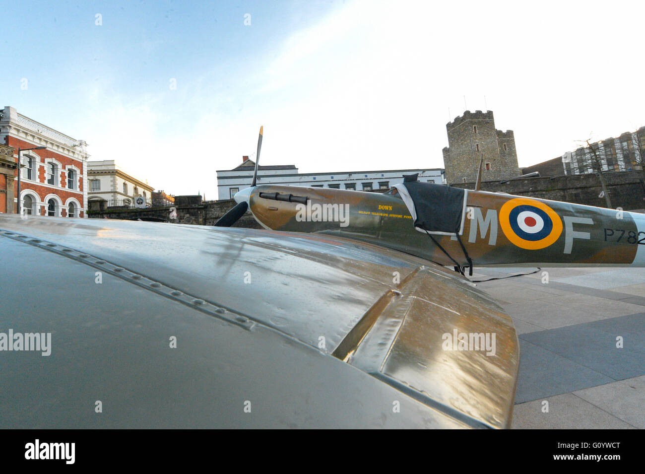 Londonderry, Irlanda del Nord. Il 6 maggio, 2016. Replica Spitfire sul display. Una full size replica di uno Spitfire sul display a Londonderry la Guildhall Square. Il display è parte di un week-end di avvenimenti che segnano il 71esimo anniversario della barca U rinuncia a Lisahally Porto di Londonderry. Credito: George Sweeney / Alamy Live News Foto Stock