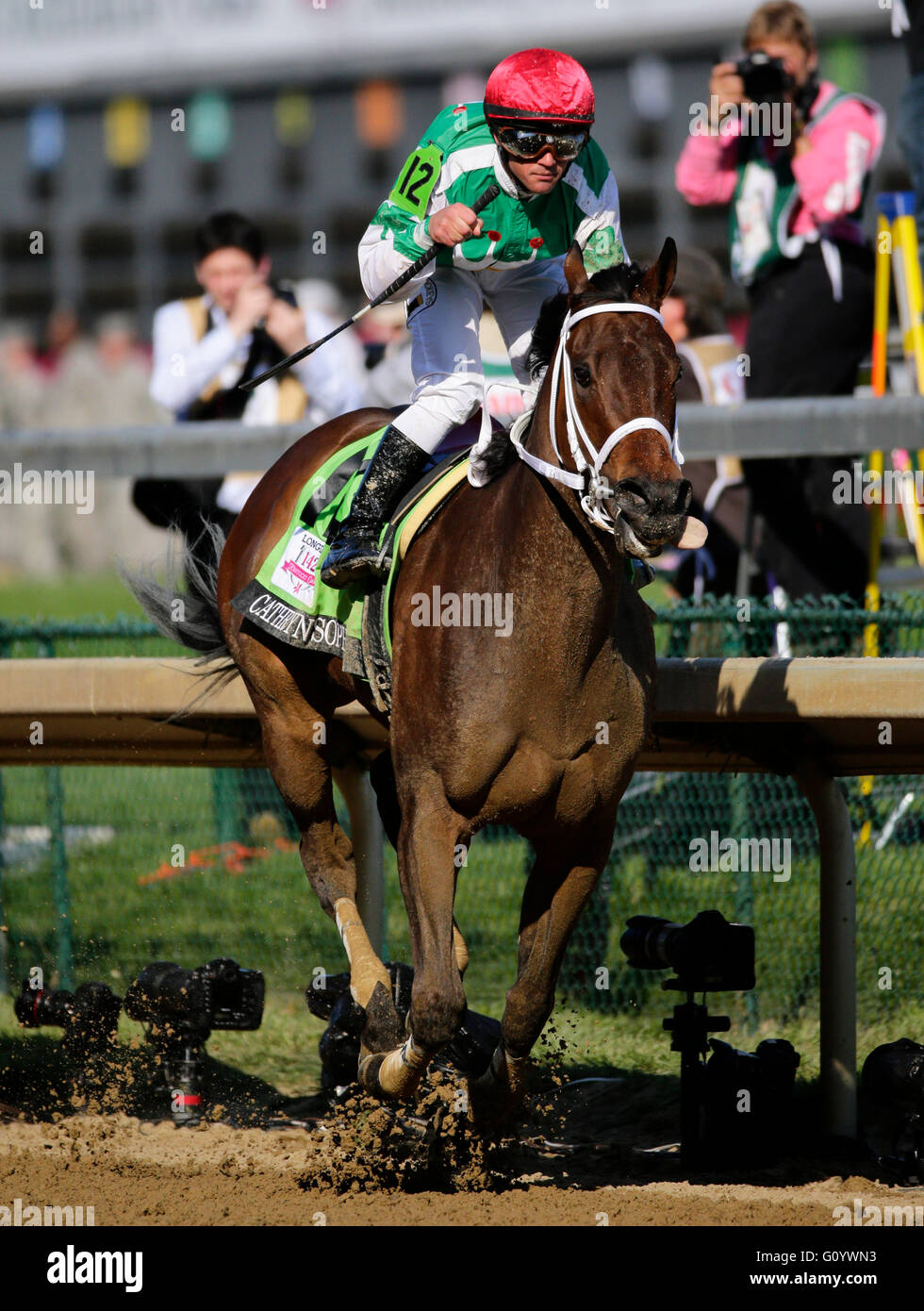 Louisville, KY, Stati Uniti d'America. Il 23 febbraio, 2016. Cathryn Sophia con Javier Castellano, vince il Kentucky Oaks venerdì 6 maggio 2016 a Louisville, KY. © Lexington Herald-Leader/ZUMA filo/Alamy Live News Foto Stock