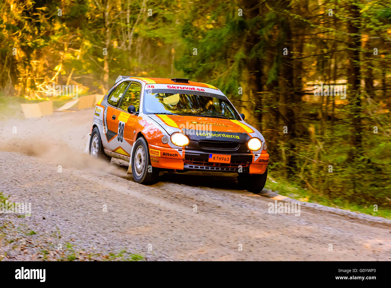 Karlskrona, Svezia. Il 6 maggio, 2016. Quarantunesima Sud Rally Svezia è su nel bosco selvatico strade al di fuori di Karlskrona. Qui è Tobias Soderqvist con codriver Joakim Soderqvist di AMF Arsunda su strada speciale sezione 2 nella loro Toyota Corolla. Essi sono i vincitori di oggi in il rifilo 2RM classe dopo un totale di 4 sezioni. Credito: Ingemar Magnusson/Alamy Live News Foto Stock