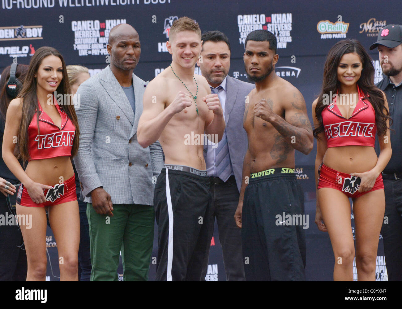 Las Vegas, Nevada, USA. Il 6 maggio, 2016. Boxer irlandese Jason Quigley pone con oppositore James De LaRosa durante la cerimonia weighin maggio su 6, 2016 per i loro pesi medi di lotta a Toshiba Plaza a Las Vegas, Nevada. Credito: Marcel Thomas/ZUMA filo/Alamy Live News Foto Stock