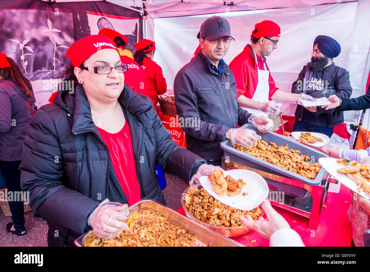 Il cibo è liberamente distribuito all'VanCity stand Vaisakhi parata e celebrazioni, Surrey, British Columbia, Canada, Foto Stock
