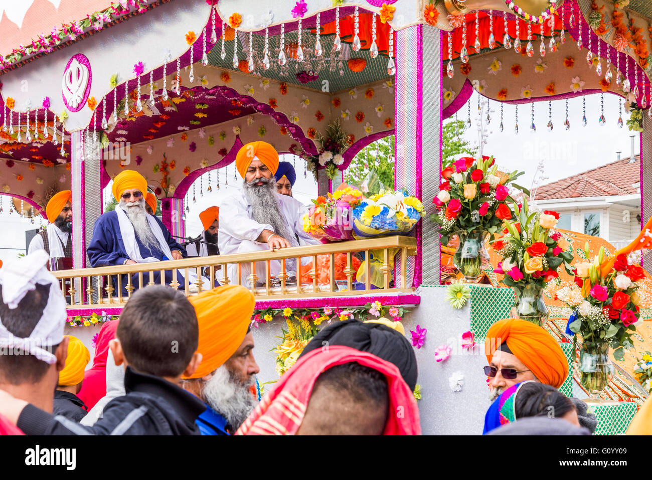 Sfilata galleggiante portante la sacra Scrittura, il Guru Granth Sahib, xi guru dei sikh. Vaisakhi Parade, Surrey, Brit Foto Stock