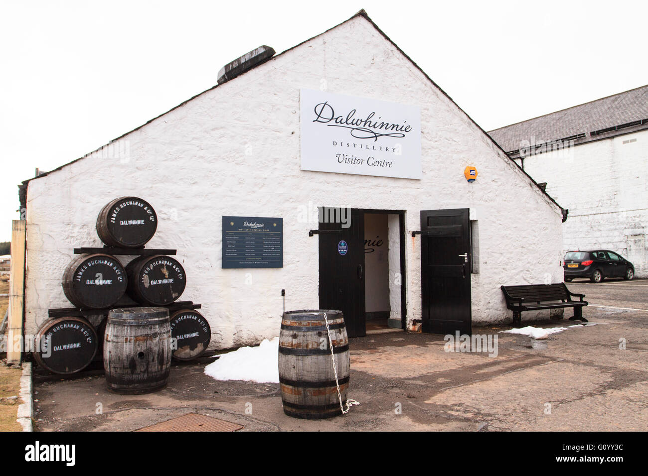 Esterno di Dalwhinnie Distillery Visitor Centre in Highland, Scozia, la distilleria più alta nelle highlands. Foto Stock