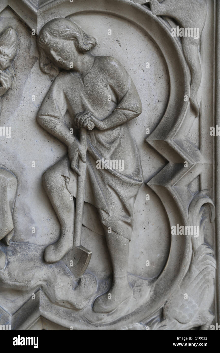 Sollievo. Genesi. Adam scavando il terreno.xiii c. Base del portale della Cappella superiore. La Sainte-Chapelle, Parigi, Francia. Foto Stock