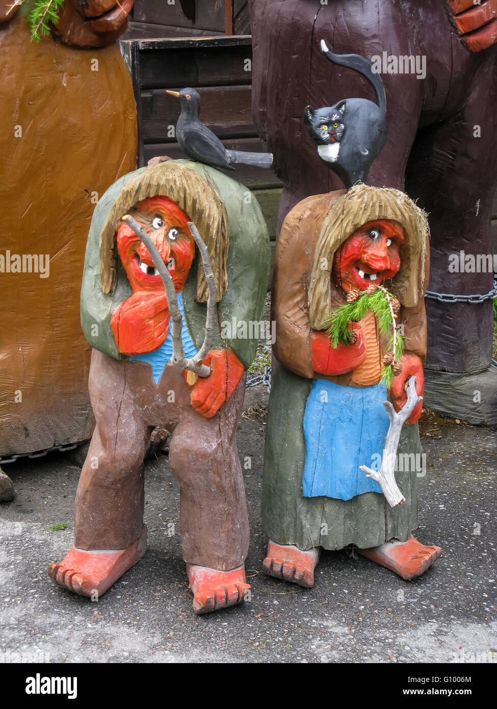 Le statue di un paio di troll in legno in Romsdalen, Norvegia Foto Stock