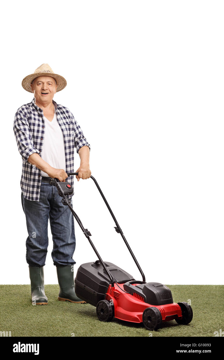 A piena lunghezza Ritratto di un uomo maturo in posa con un tosaerba isolati su sfondo bianco Foto Stock
