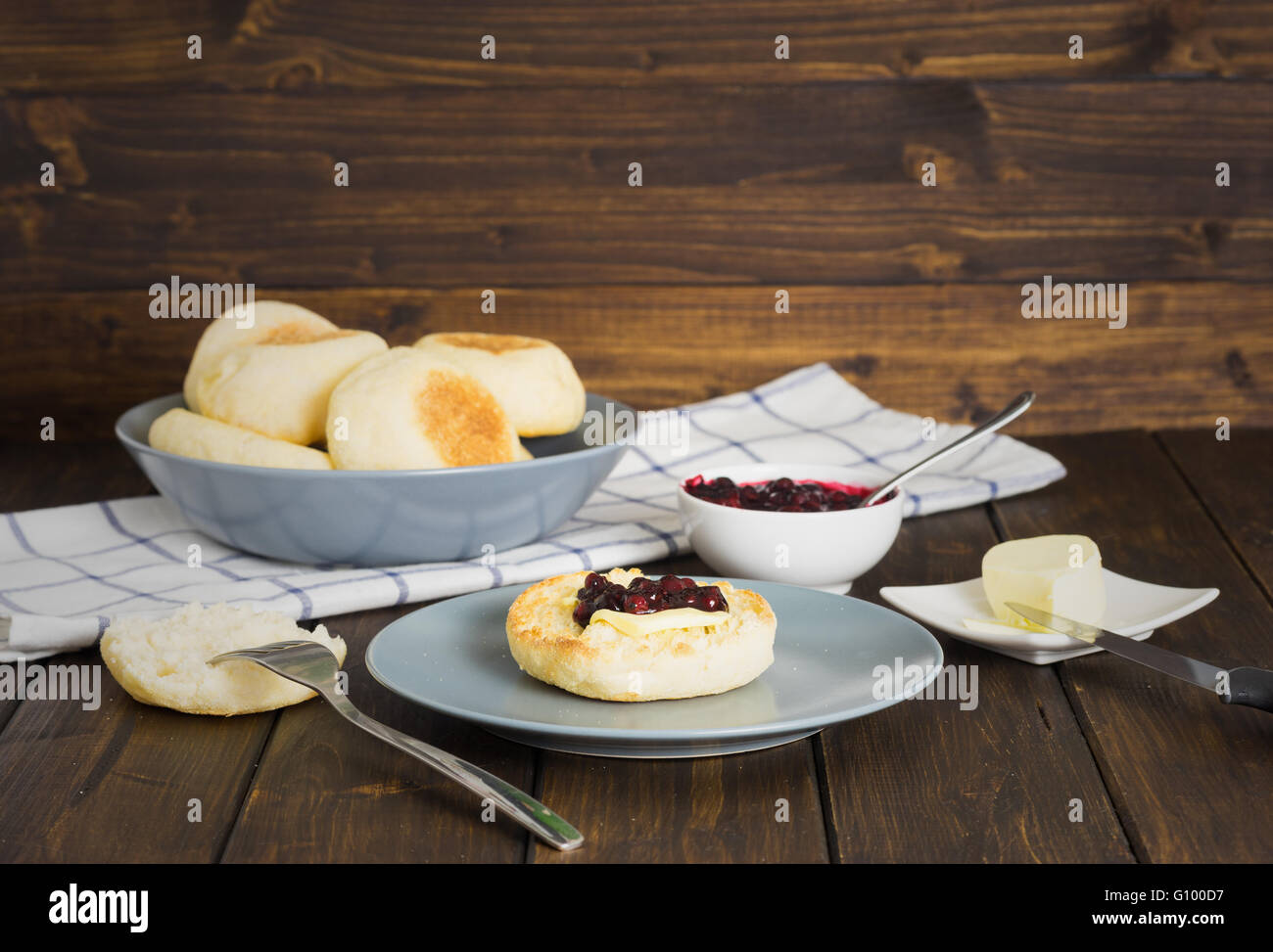 Muffin con marmellata e burro su sfondo in legno in stile rustico Foto Stock