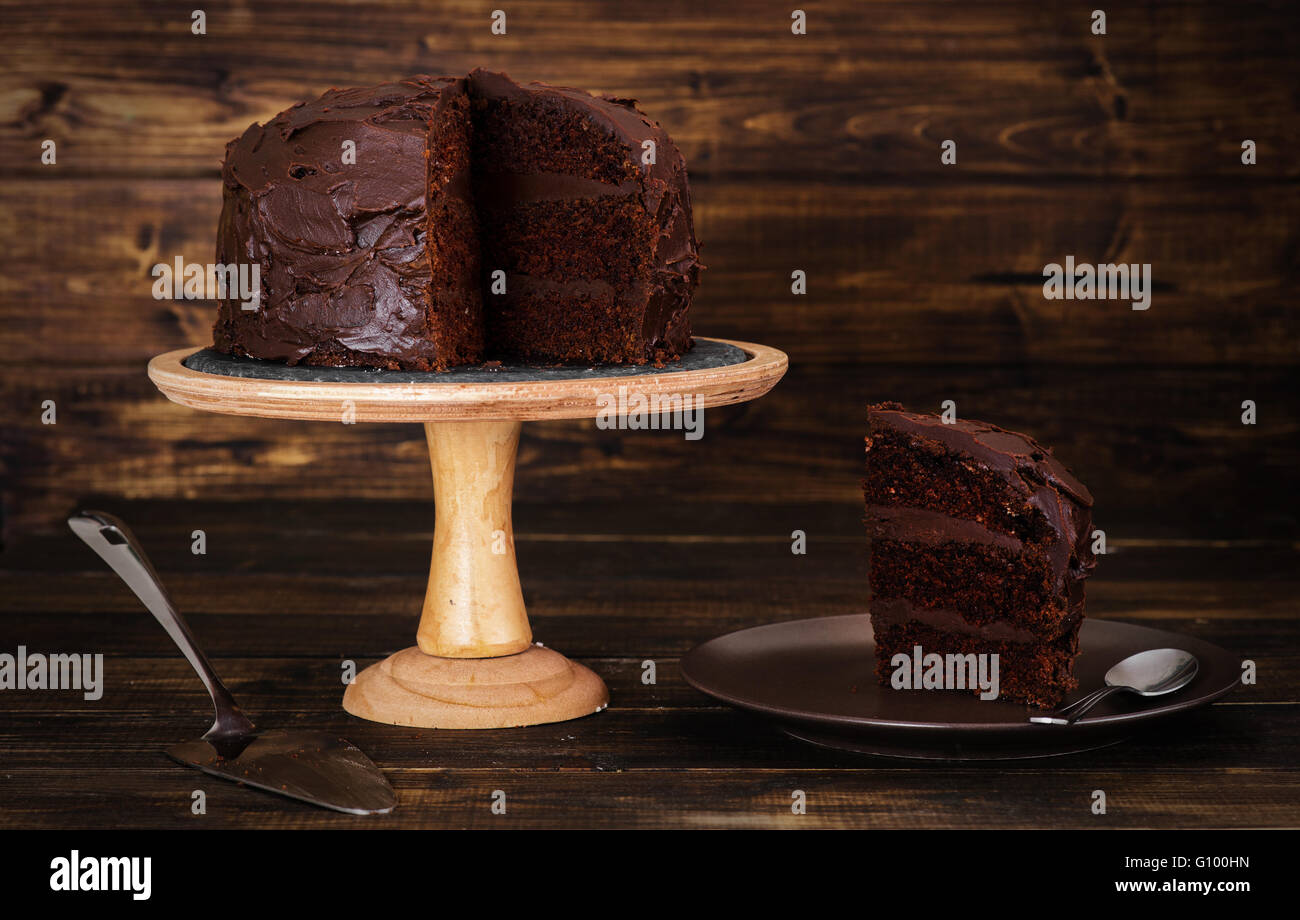 Il cibo al cioccolato del diavolo sulla torta di legno scuro catturato in background in basso formiato di chiave Foto Stock