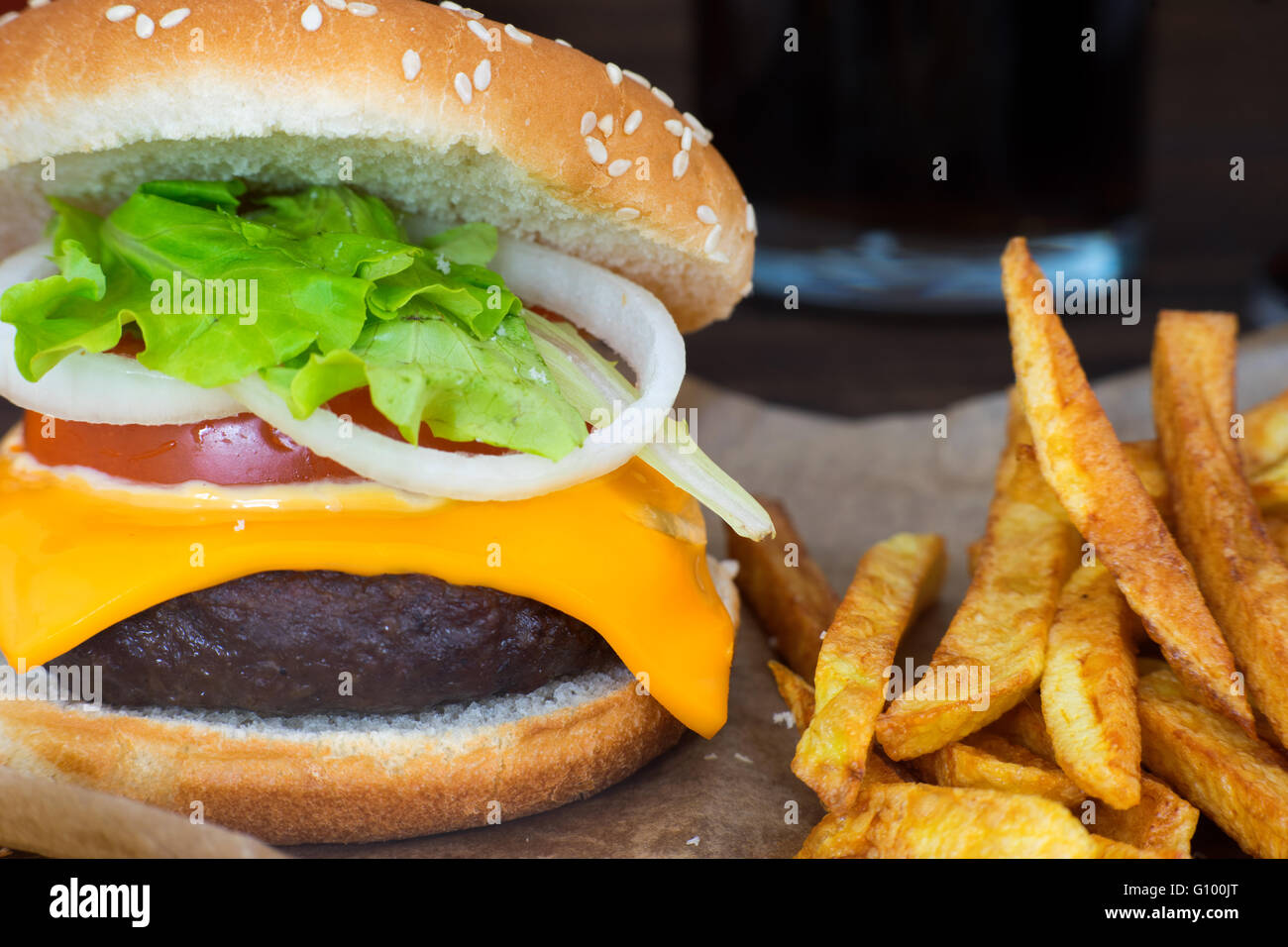 Close up deliziosa casa cheeseburger e patatine fritte. Foto Stock