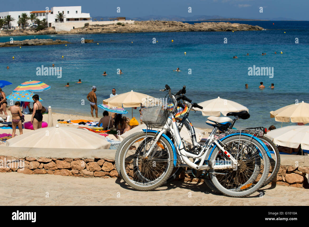 Es Pujols, spiaggia, Formentera. In bicicletta. Vista panoramica,  ombrellone, sedia a sdraio, turismo e vacanza. Isole Baleari Spagna, a sud  di Foto stock - Alamy