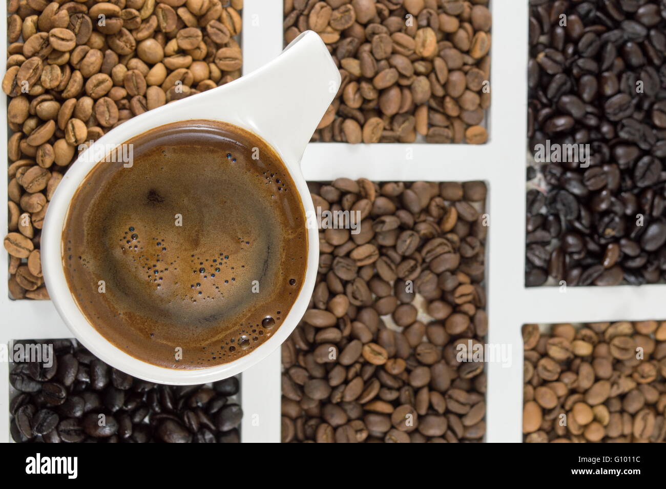 Diversi tipi di chicchi di caffè nel contenitore bianco shot flat Foto Stock