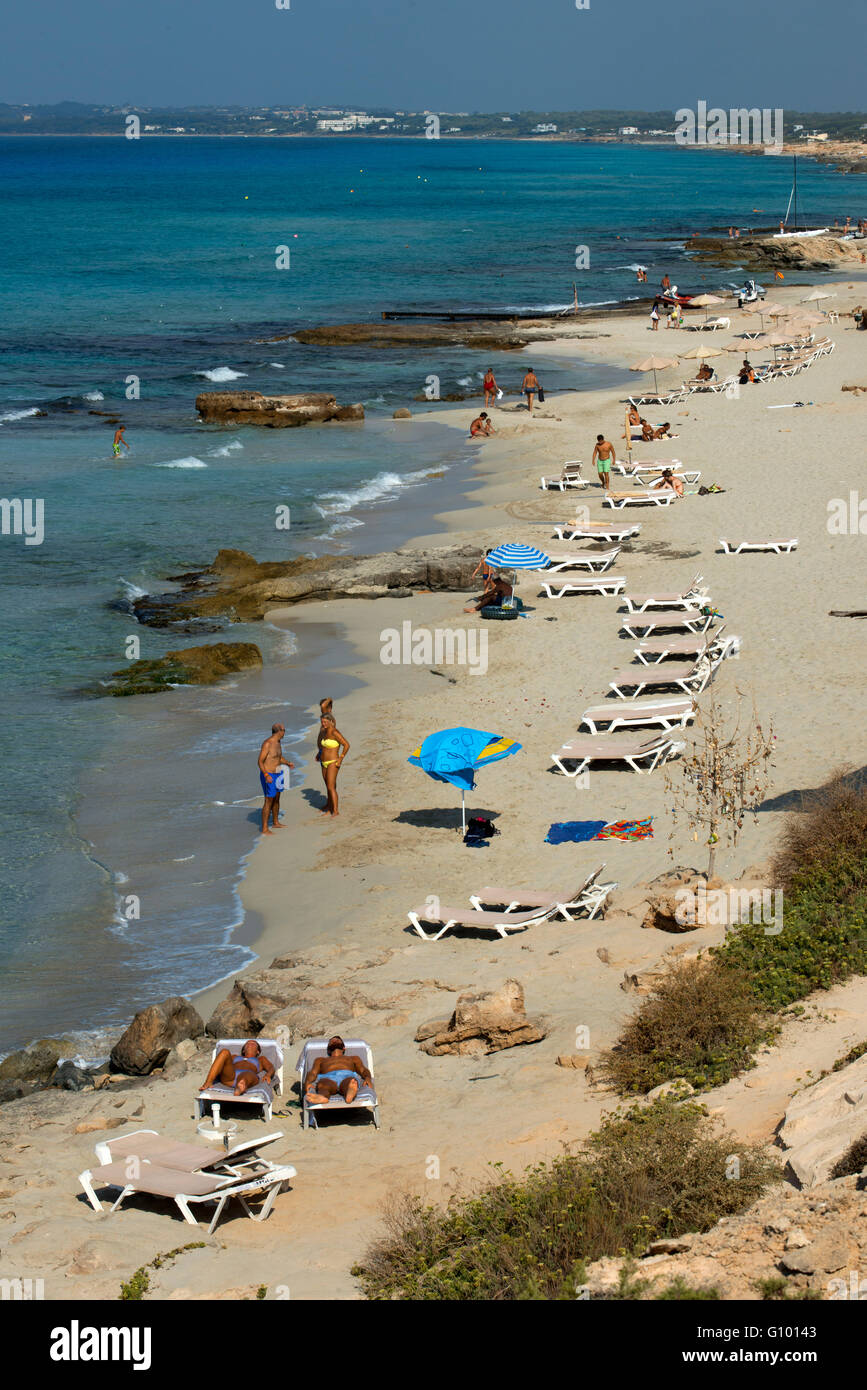 Spiaggia di Migjorn, Formentera, isole Baleari, Spagna. Hotel Riu La Mola. I vacanzieri, turisti, Platja de Migjorn, spiaggia, Formentera, Pityuses, isole Baleari, Spagna, Europa. Foto Stock