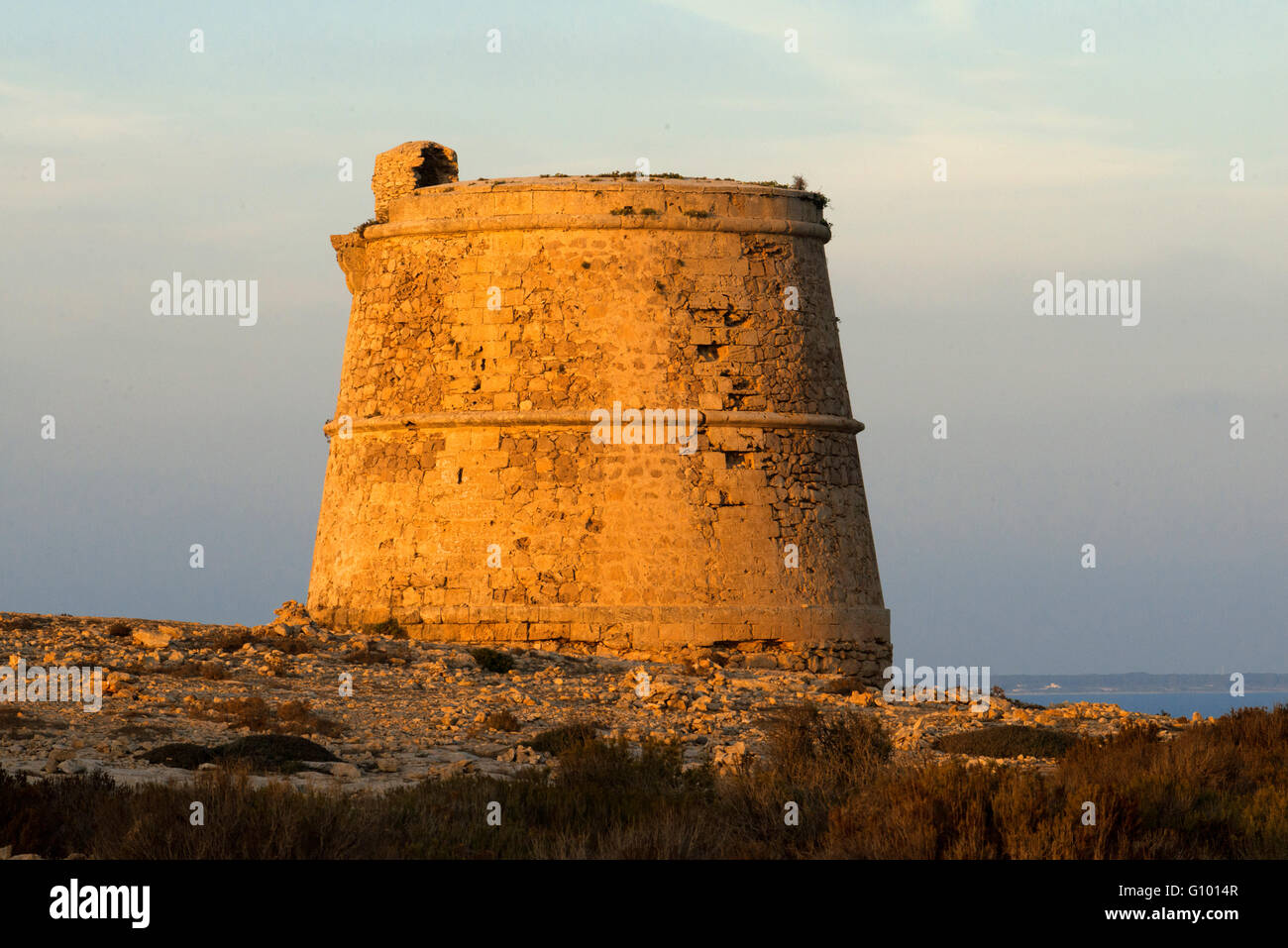 Torre Garroveret su suntet. Torre des Garroveret - una delle torri di Formentera, isole Baleari, Spagna. Foto Stock