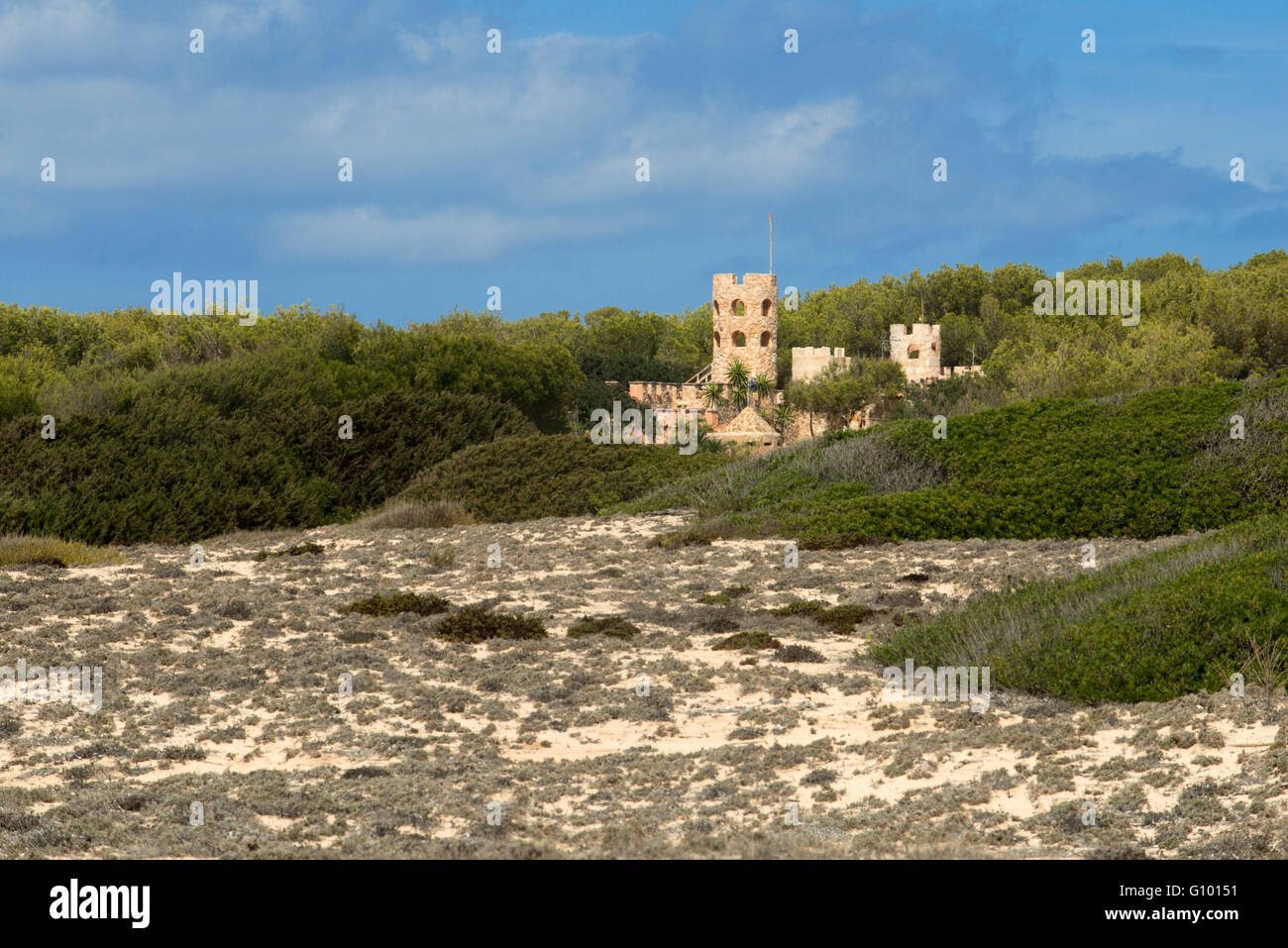 La costruzione del castello casa in Formentera. Spiaggia di Migjorn, isola di Formentera, isole Baleari, Spagna. Foto Stock