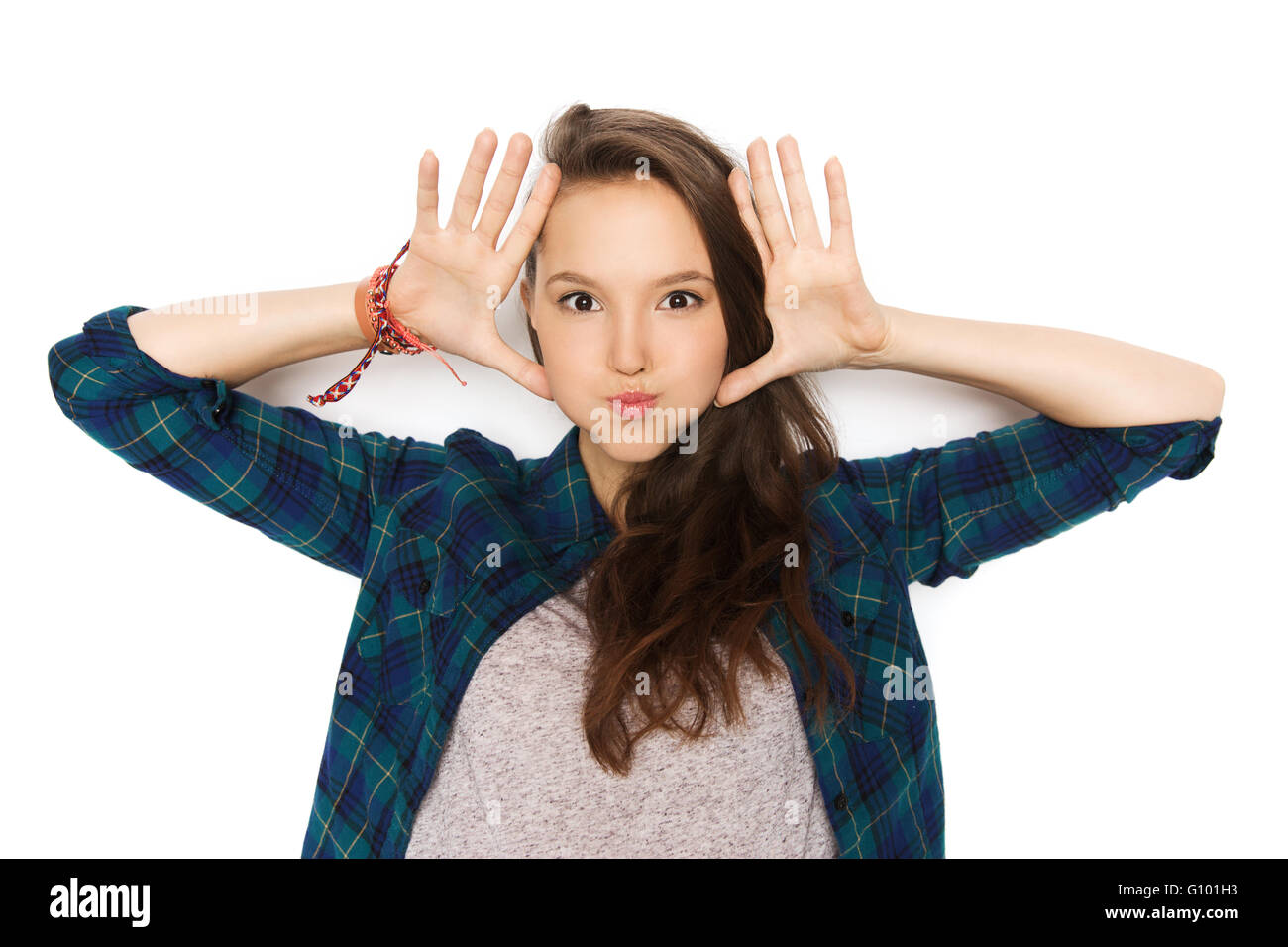 Felice ragazza adolescente rendendo il viso e divertirsi Foto Stock