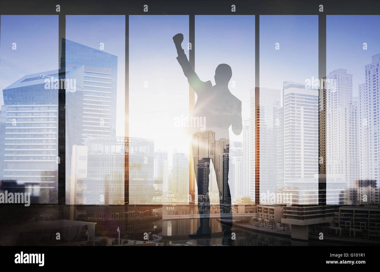 Silhouette di business man su sfondo della città Foto Stock