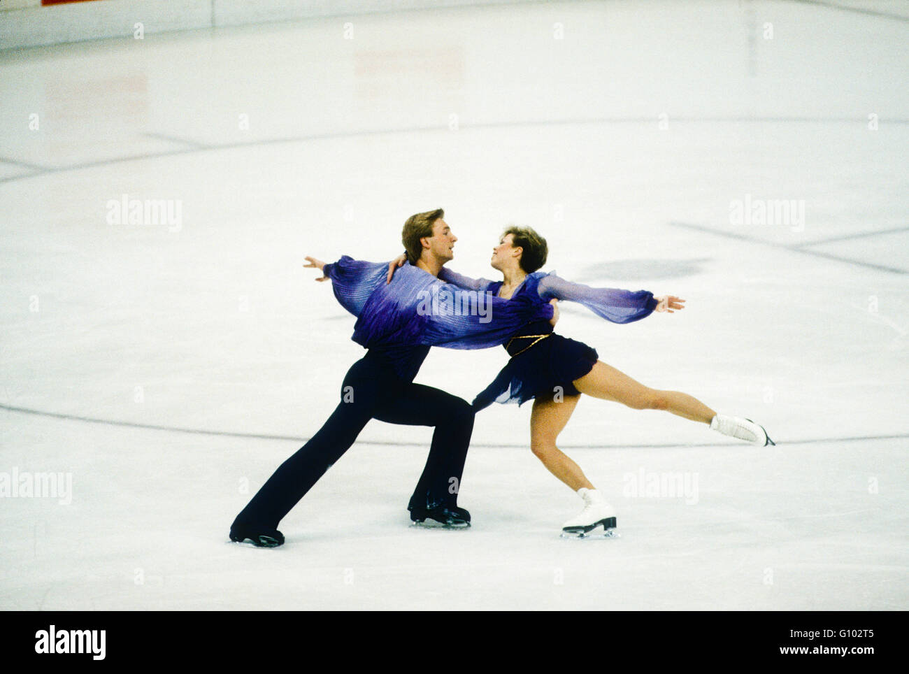 Jayne Torvill e Christopher Dean (GBR) campioni olimpici nella danza su ghiaccio al 1984 Giochi Olimpici Invernali Foto Stock