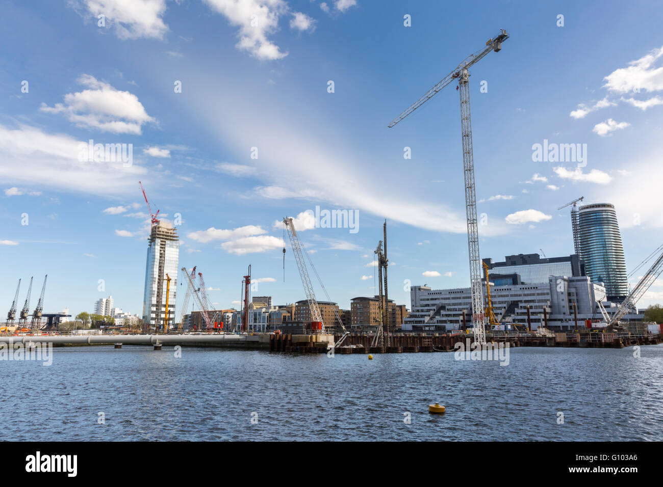 Pontile in legno Progetto di costruzione e di uso misto sito di riqualificazione, Canary Wharf, Isle of Dogs, Londra Foto Stock