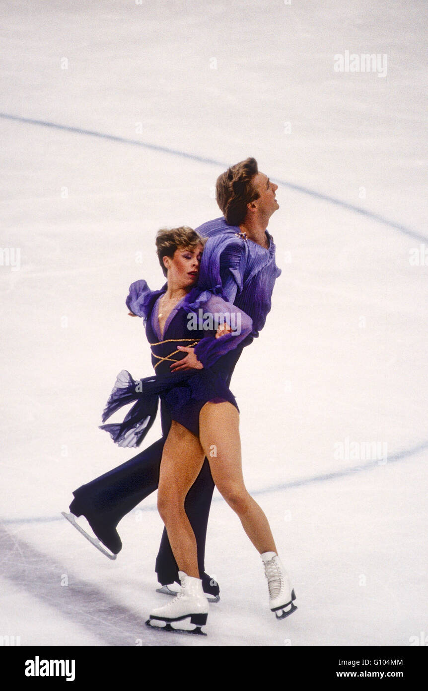 Jayne Torvill e Christopher Dean (GBR) campioni olimpici nella danza su ghiaccio al 1984 Giochi Olimpici Invernali Foto Stock