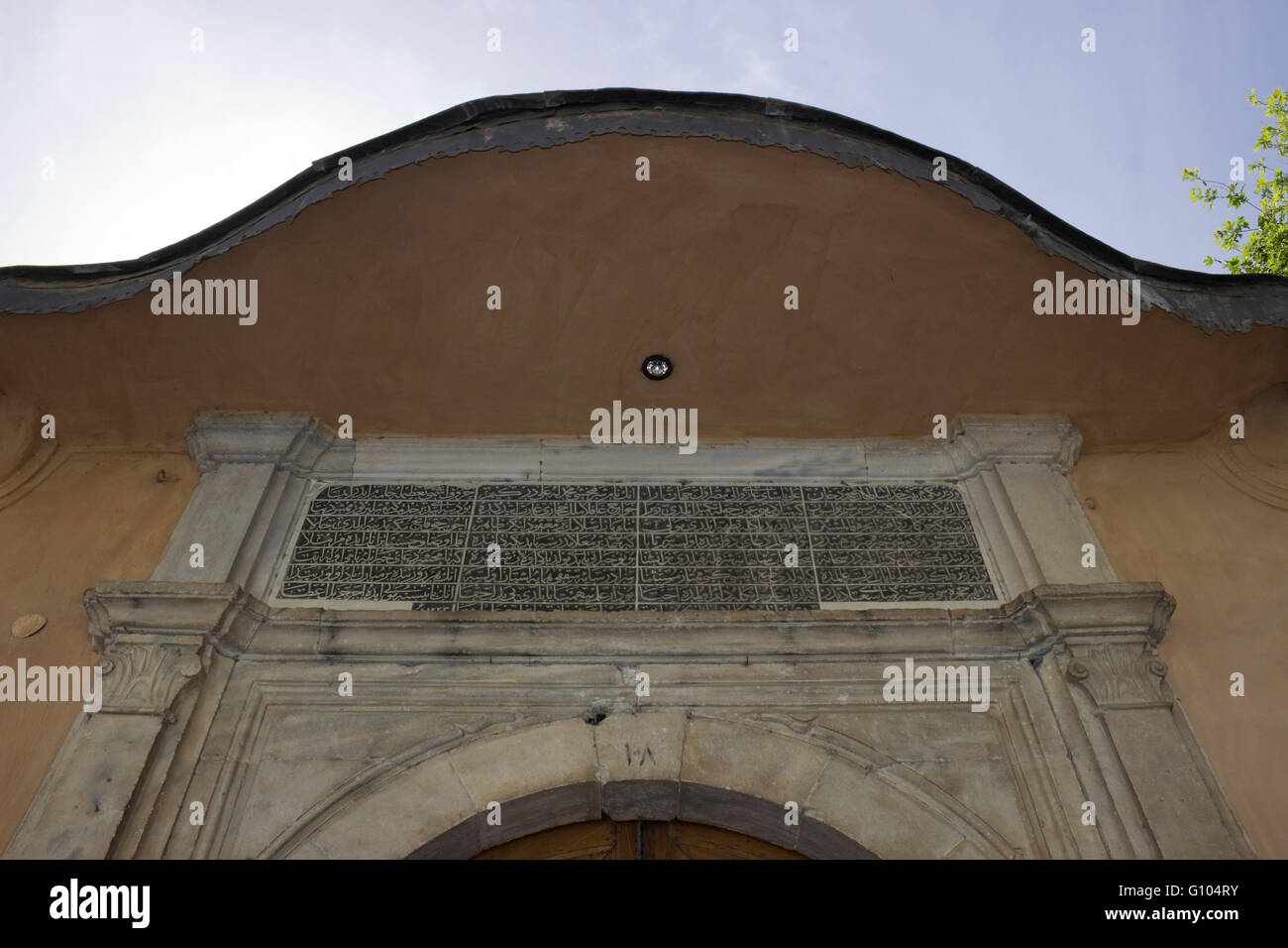 Ampia vista di IMARET in arabo script iscrizione apposta su una porta in ingresso del complesso e i dettagli del tetto. Kavala, Grecia Foto Stock