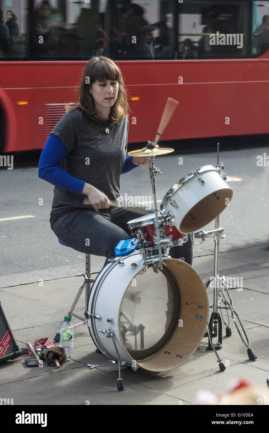 Musicista di strada, Londra batterista femmina Foto Stock