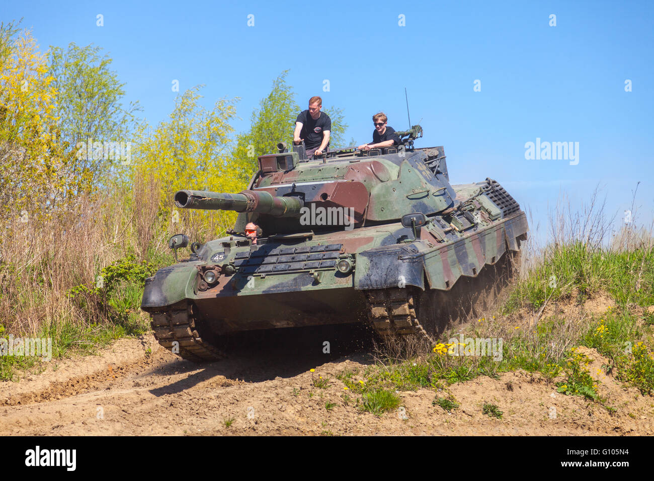 Il tedesco leopard 1 a 5 unità di serbatoio in pista su un festival motortechnic Foto Stock