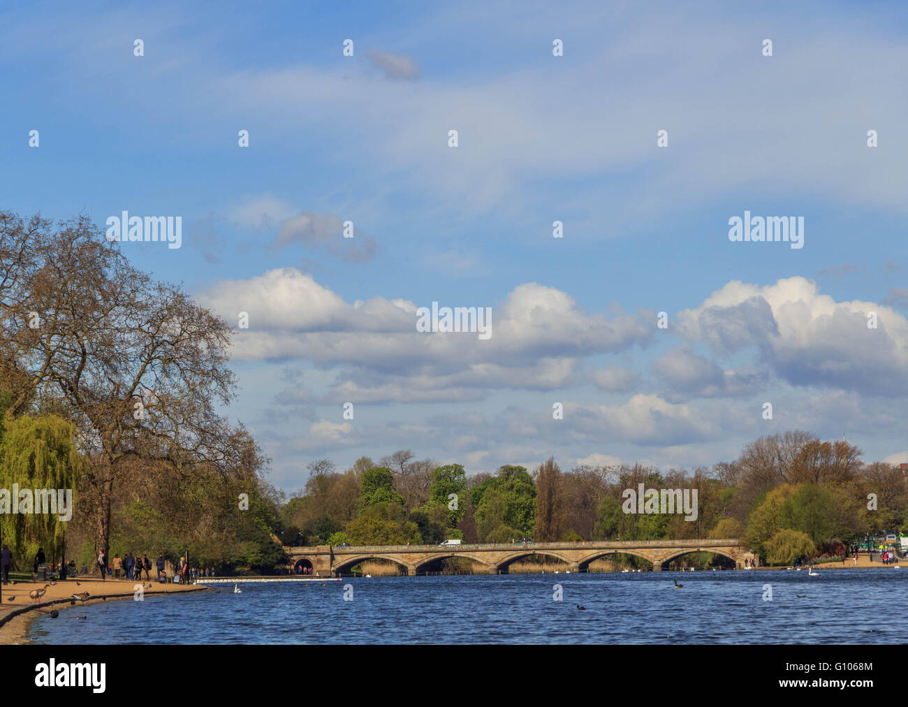 Panorama del ponte sopra il lago a serpentina in Hyde Park Foto Stock