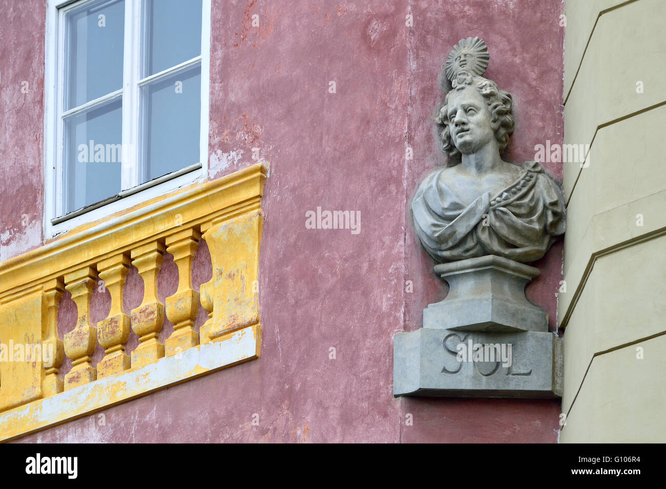 Praga, Repubblica Ceca. Dettaglio della facciata della casa a Uvoz 160/24 - Dum U kamenného sloupu / Casa alla colonna di pietra. Busto di Sol/Sole Foto Stock